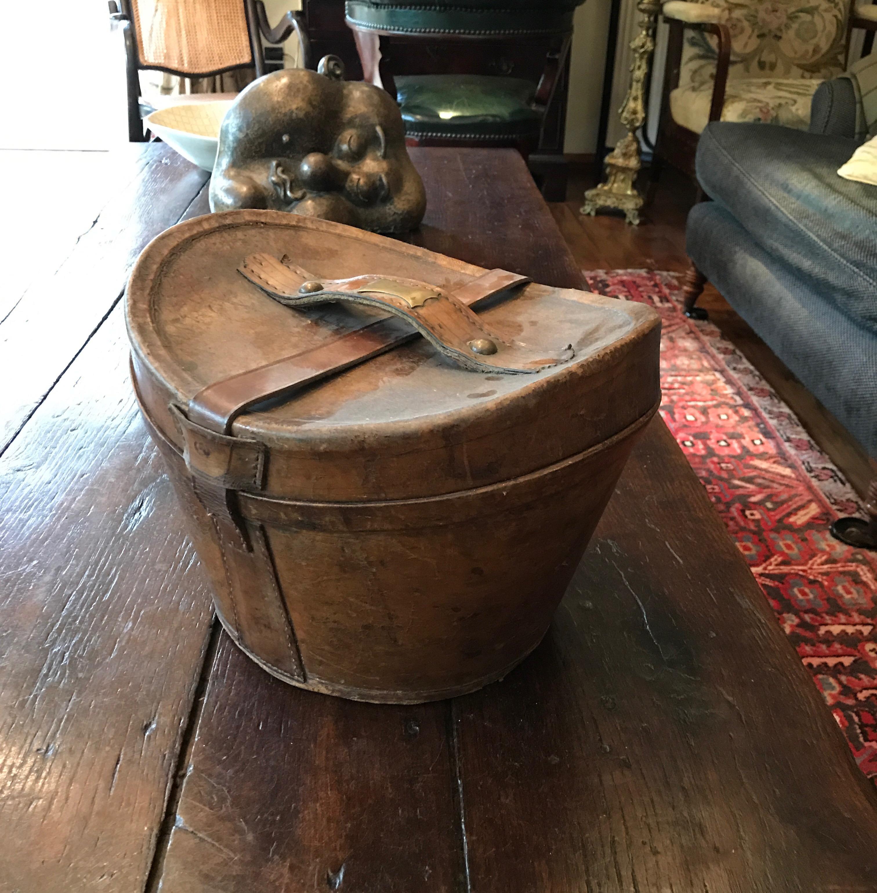 Hat Box Leather 18th Century Empty Red Velvet For Sale 3