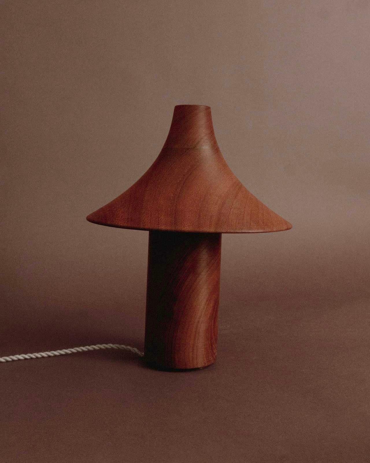 Diese handgefertigten Lampen sind Einzelstücke aus Massivholz, die von einem erfahrenen Drechsler mit über 30 Jahren Erfahrung auf einer traditionellen Drehbank gedreht werden. Der Ton und die Richtung der Wachstumsringe des Holzes sind wie ein