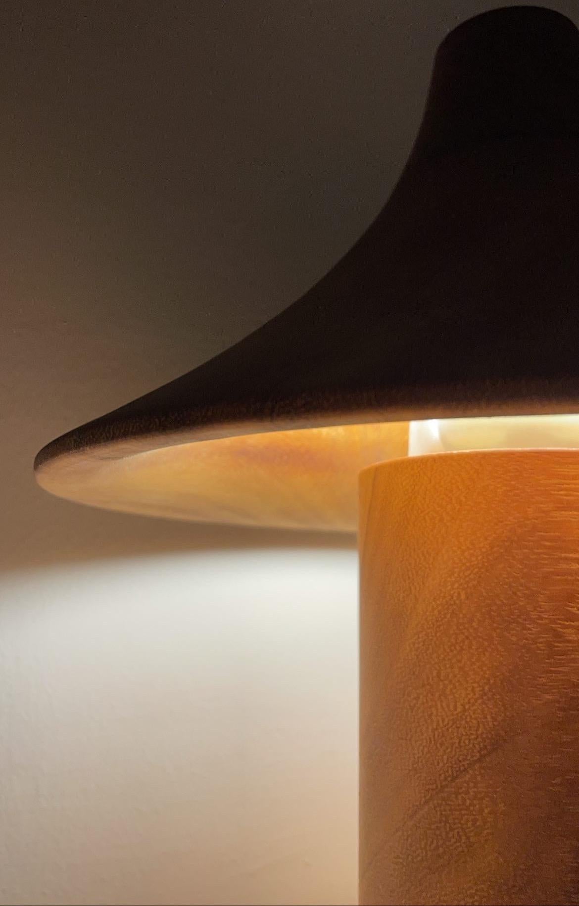 „Hat“-Lampe aus handgedrehtem Teakholz und Metallbeschlägen. (Spanisch) im Angebot