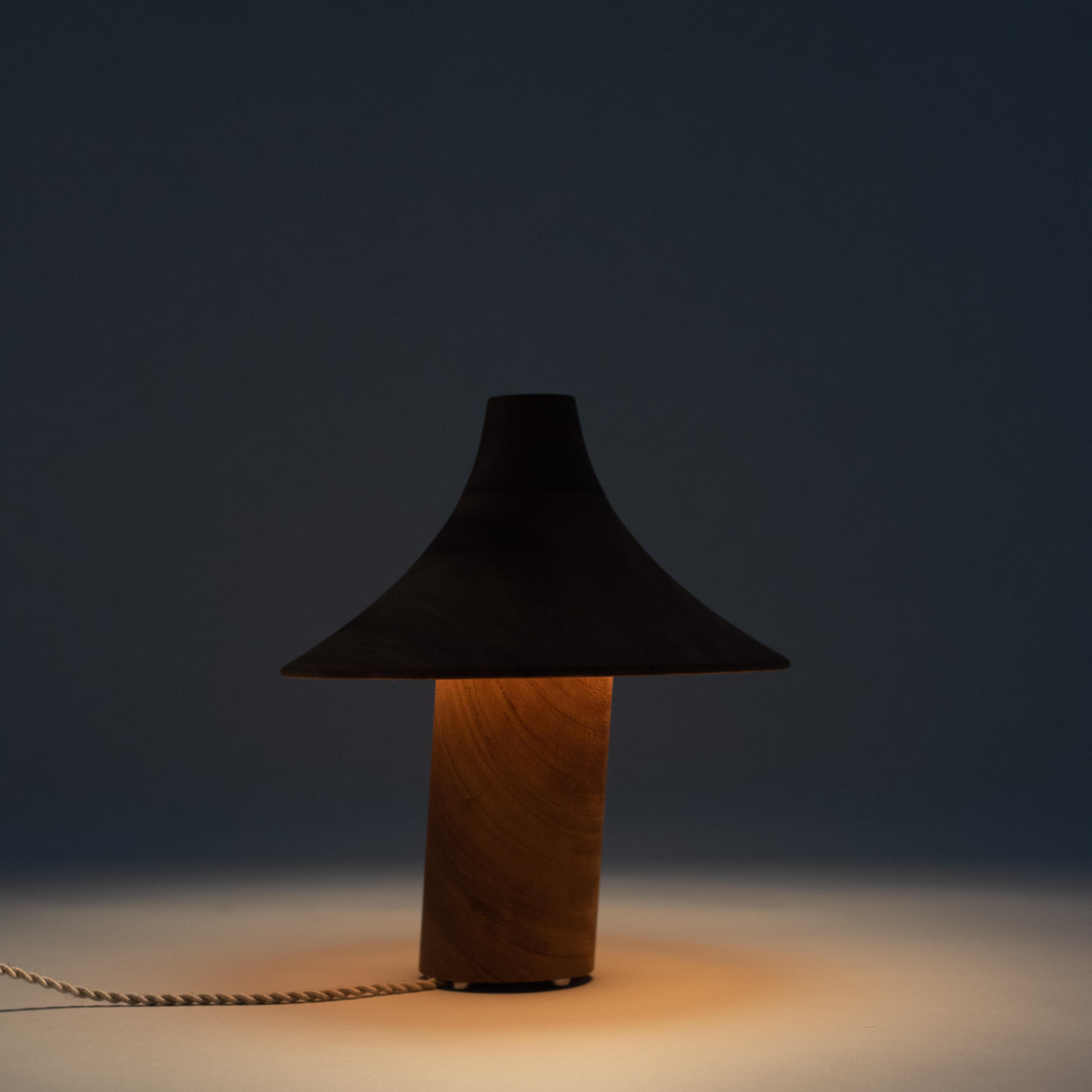 „Hat“-Lampe aus handgedrehtem Teakholz und Metallbeschlägen. (Geschweißt) im Angebot