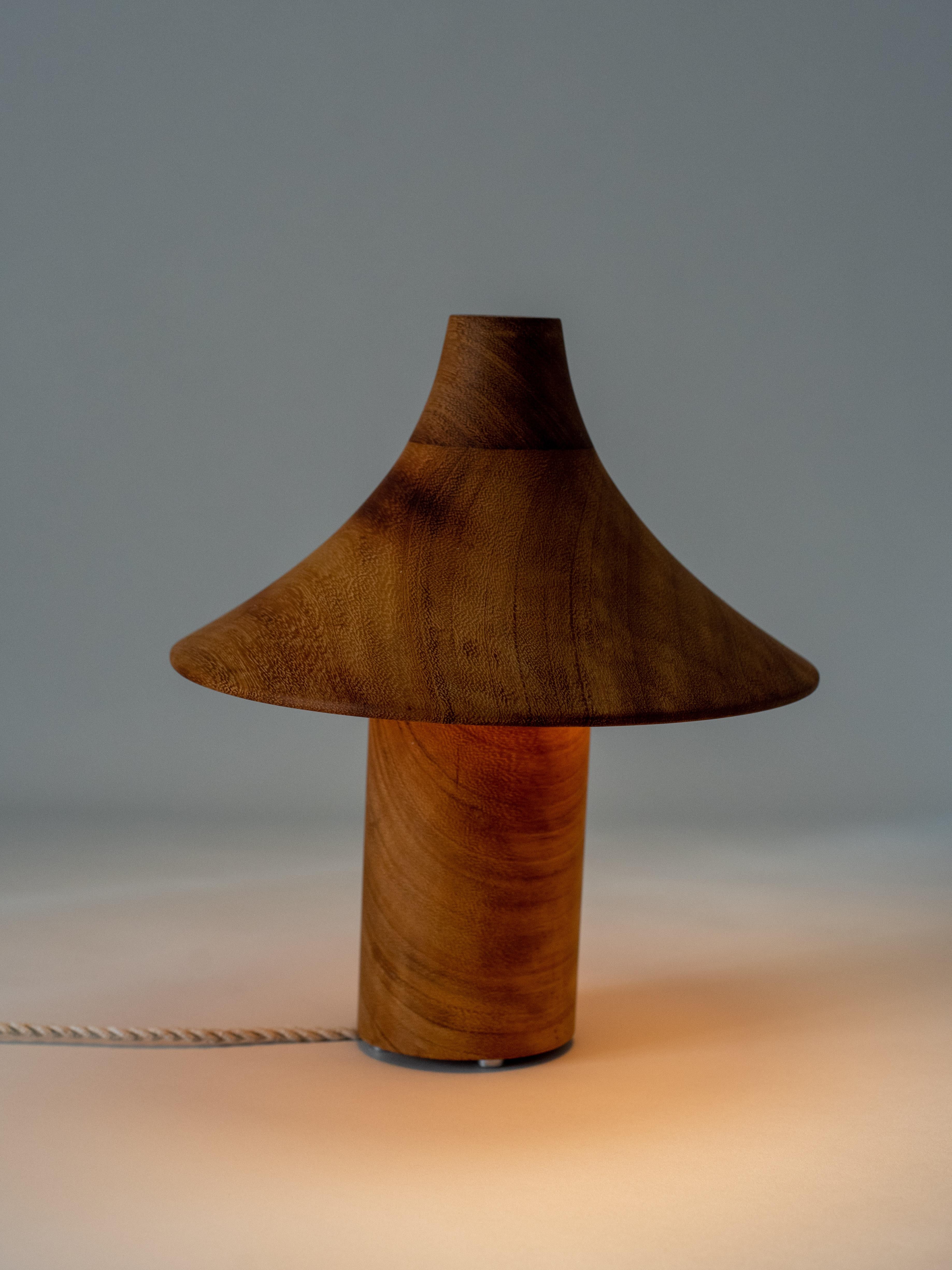 „Hat“-Lampe aus handgedrehtem Teakholz und Metallbeschlägen. im Zustand „Neu“ im Angebot in BARCELONA, ES