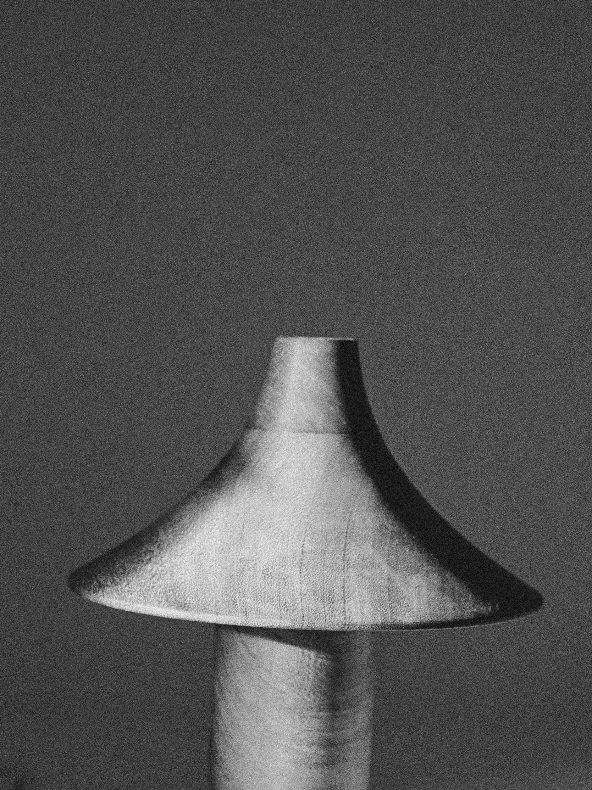 „Hat“-Lampe aus handgedrehtem Teakholz und Metallbeschlägen. (21. Jahrhundert und zeitgenössisch) im Angebot