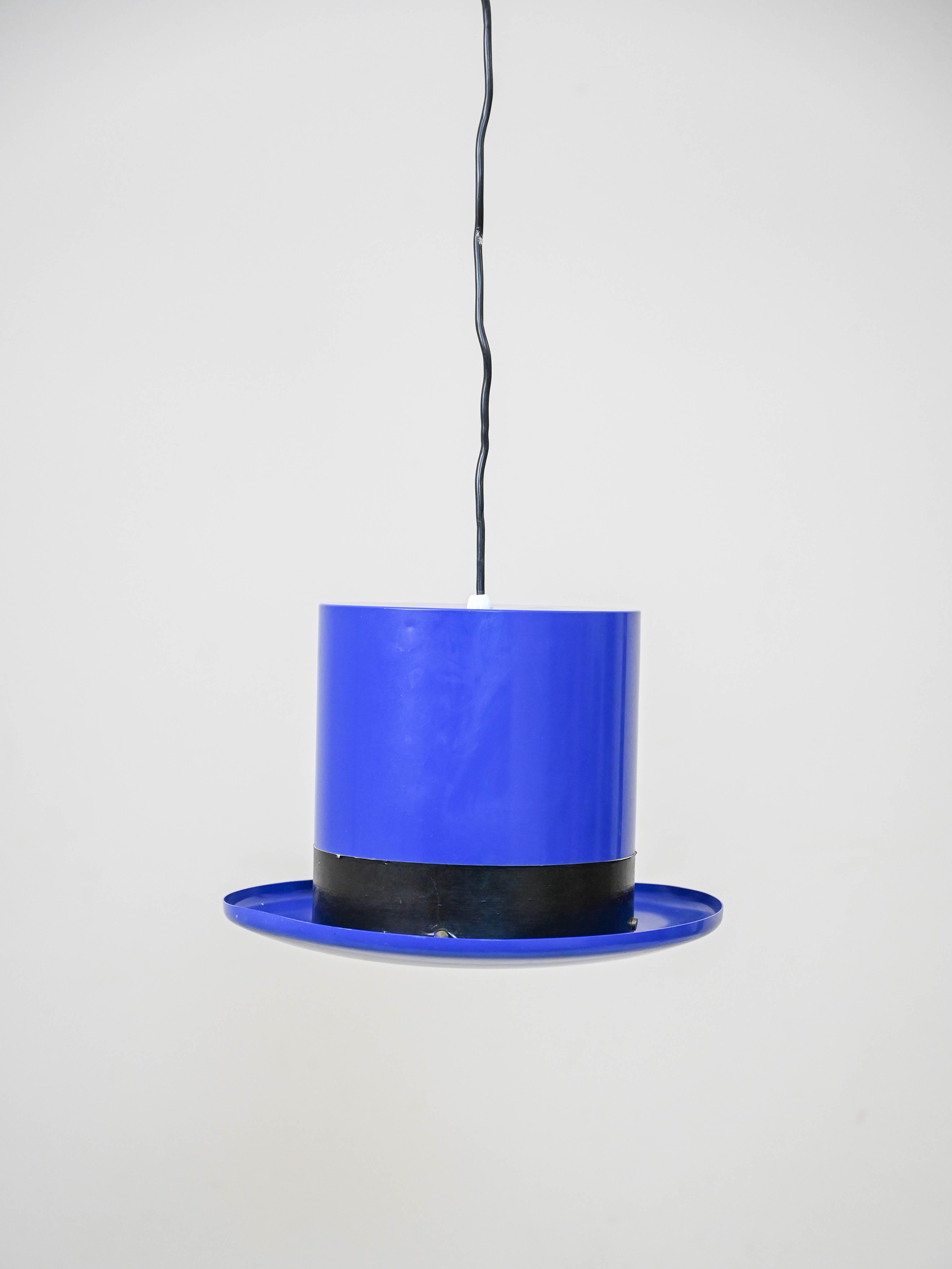 Lampada degli anni '60 di Jakobsson per Markaryd.

Questo iconico mobile della metà del secolo scorso presenta un paralume in lamiera blu con una caratteristica forma a cappello. 
Sul bordo nero del colere c'è il marchio di autenticità.
Ideale