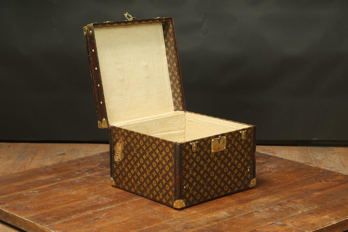 Magnificent Louis Vuitton hat trunk
1st series, leather borders, monogram stencil canvas
brass lock.