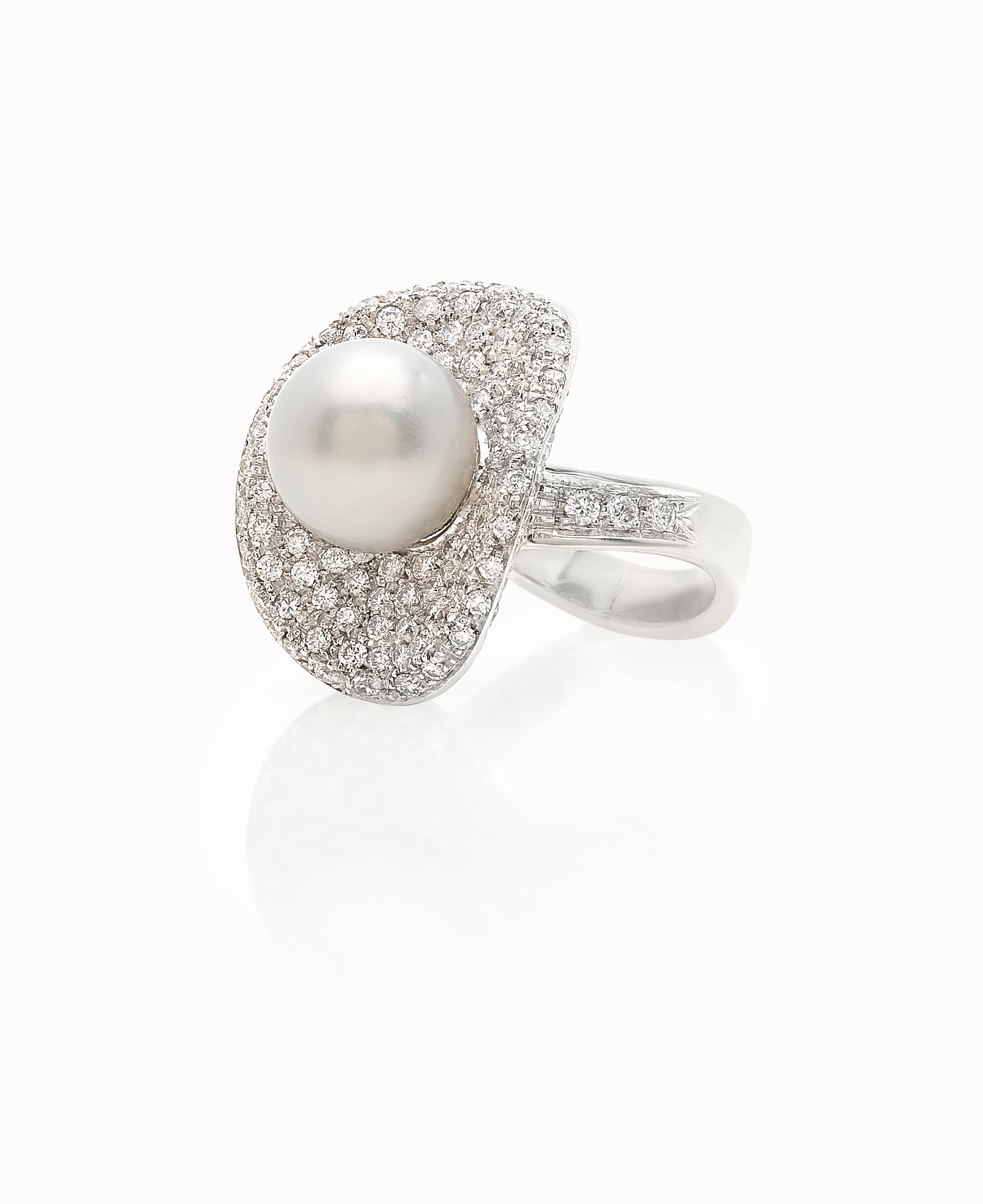 The hat-shaped ring is an artisanal object in white gold made by artisans in Naples.
 The central Australian sea pearl of 0.12 mm  is set in a white diamond leaf,  that recalls the shape of a wide-brimmed hat.
The sinuous line and the wearability of