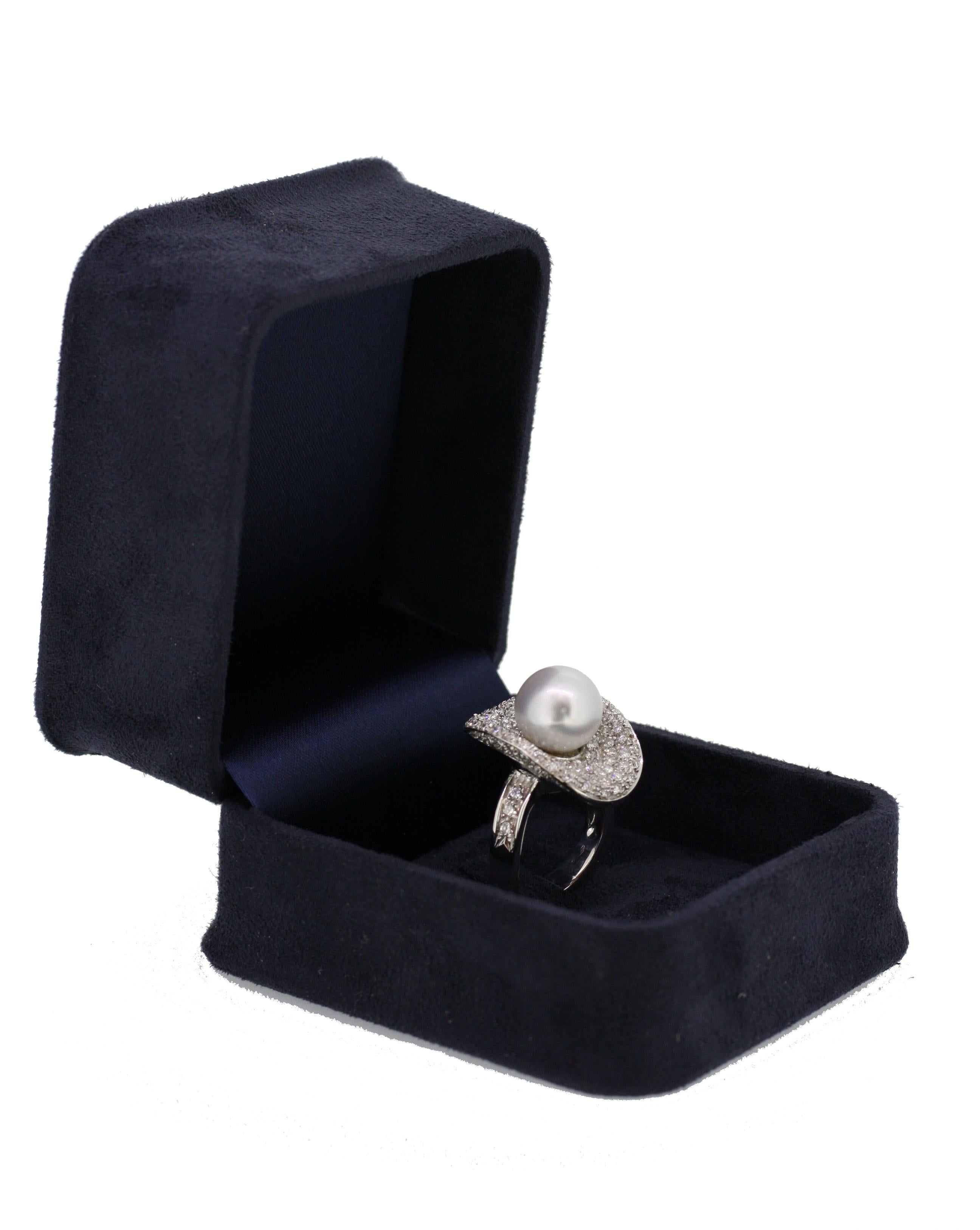 Hat Ring in White Diamond in 18 Karat White Gold For Sale 3
