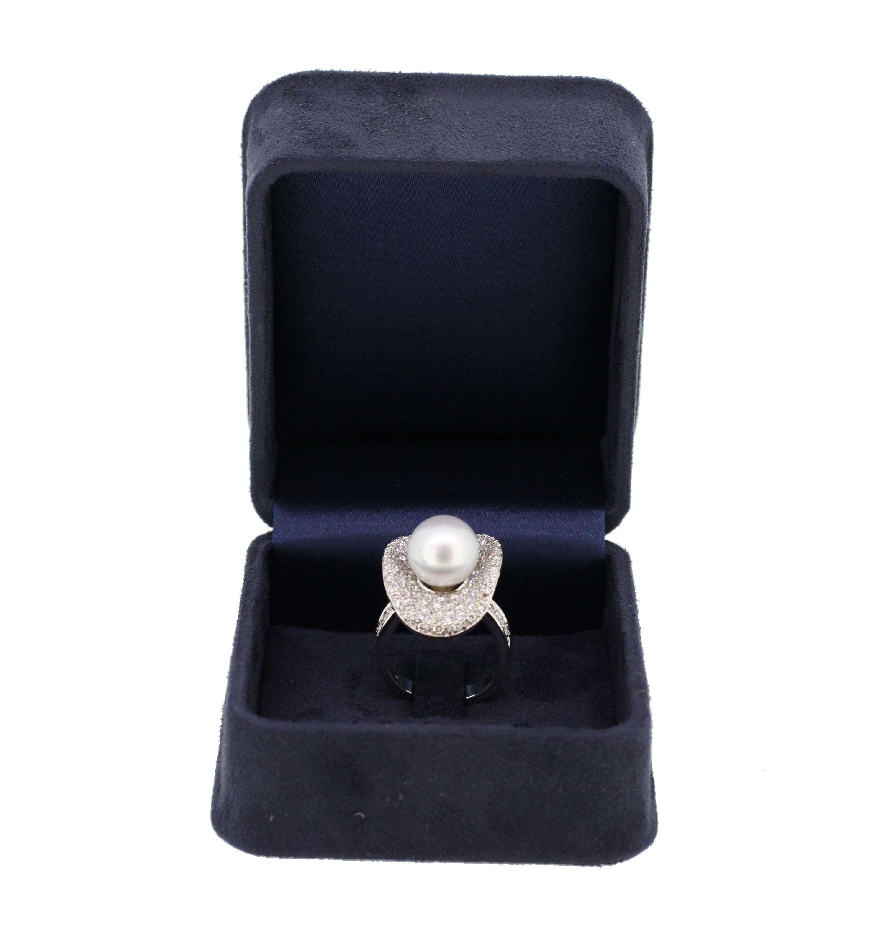 Hat Ring in White Diamond in 18 Karat White Gold For Sale 4