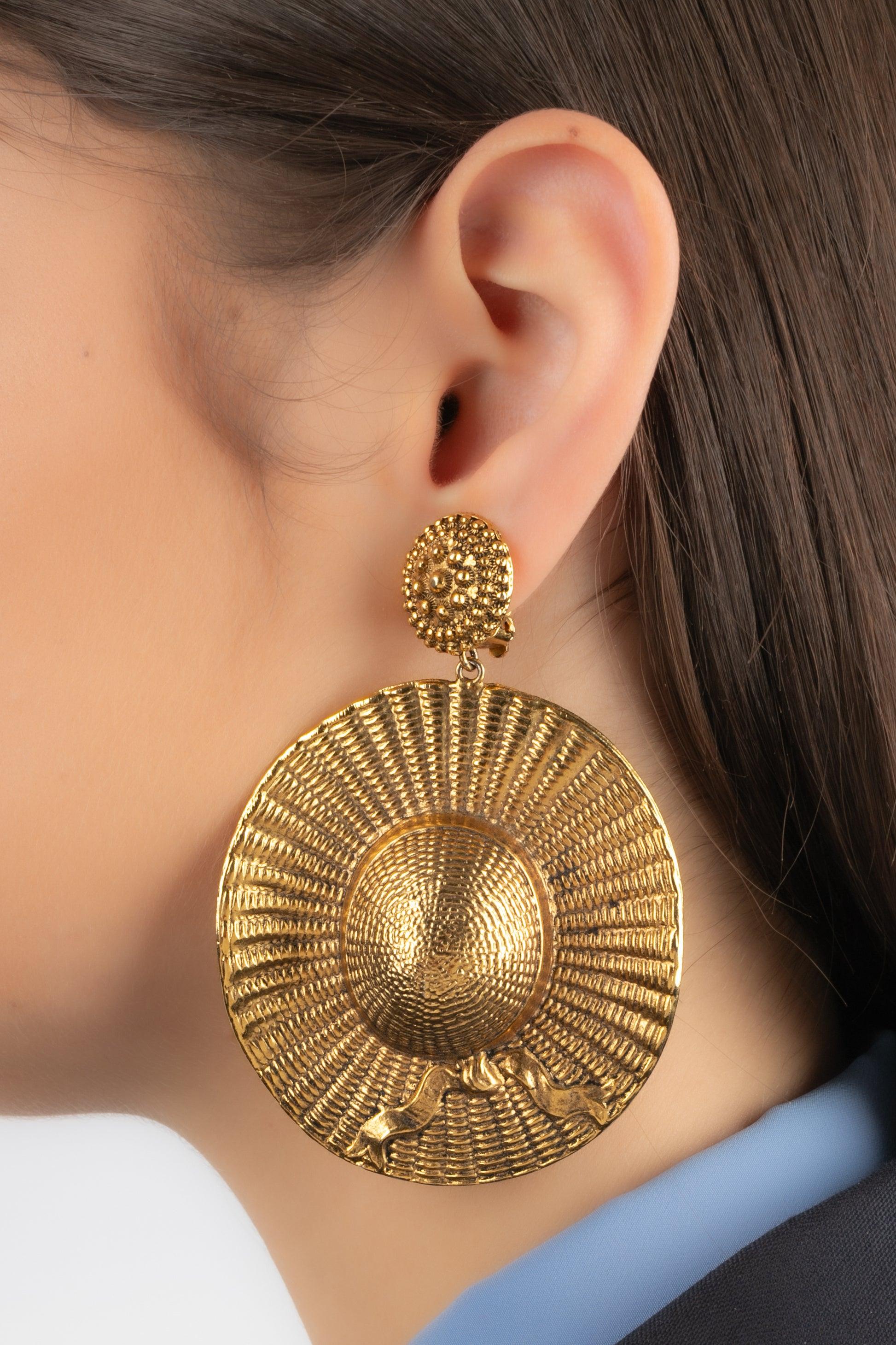 Golden metal clip-on earrings representing hats. Jewelry from the 1970s.

Additional information:
Condition: Very good condition
Dimensions: Length: 9 cm
Period: 20th Century

Seller Reference: BO346