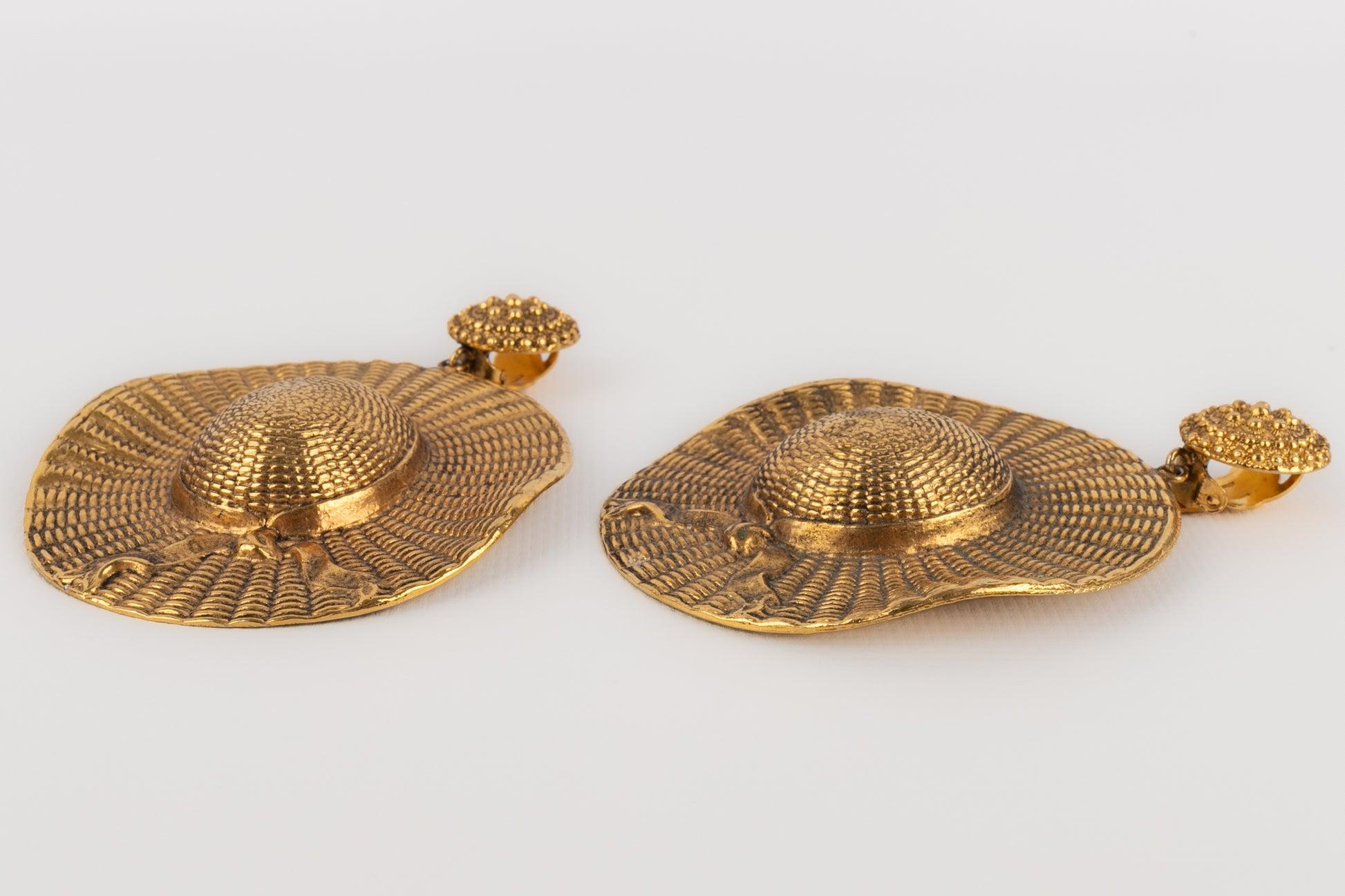 Hat-shape Golden Metal Clip-on Earrings, 1970s In Excellent Condition For Sale In SAINT-OUEN-SUR-SEINE, FR