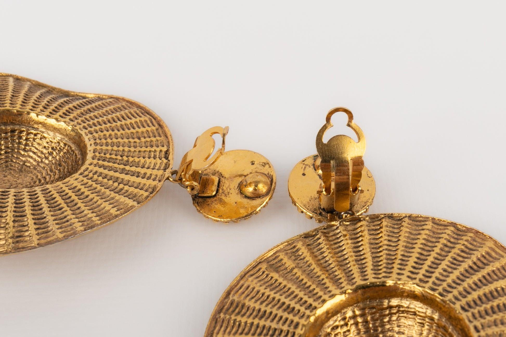 Women's Hat-shape Golden Metal Clip-on Earrings, 1970s For Sale