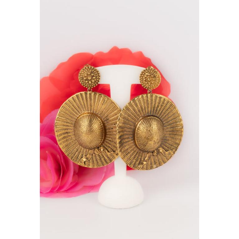 Hat-shape Golden Metal Clip-on Earrings, 1970s For Sale 2