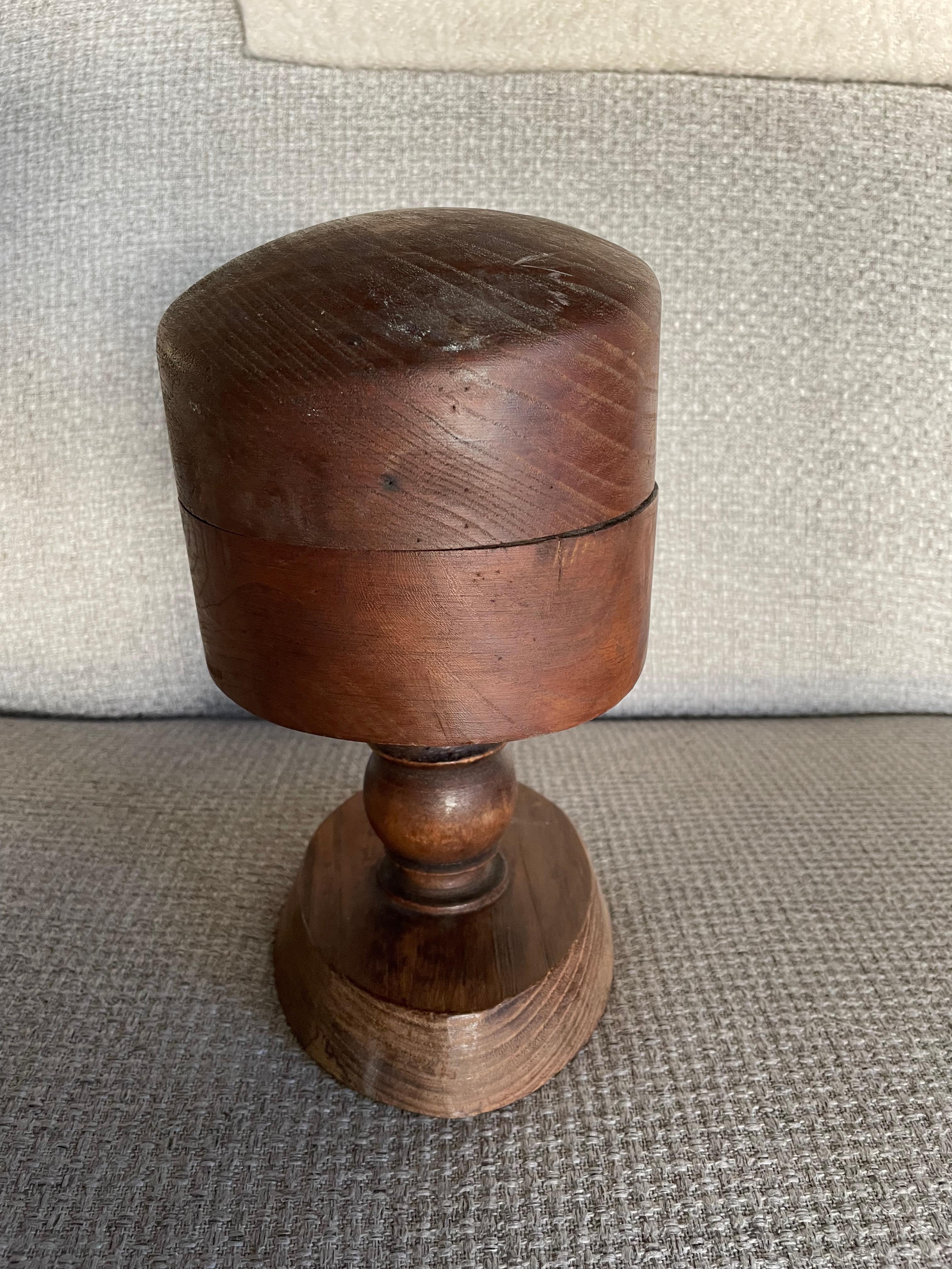 Antico portacappelli in legno utilizzato per formare cappelli o esporli nei negozi.