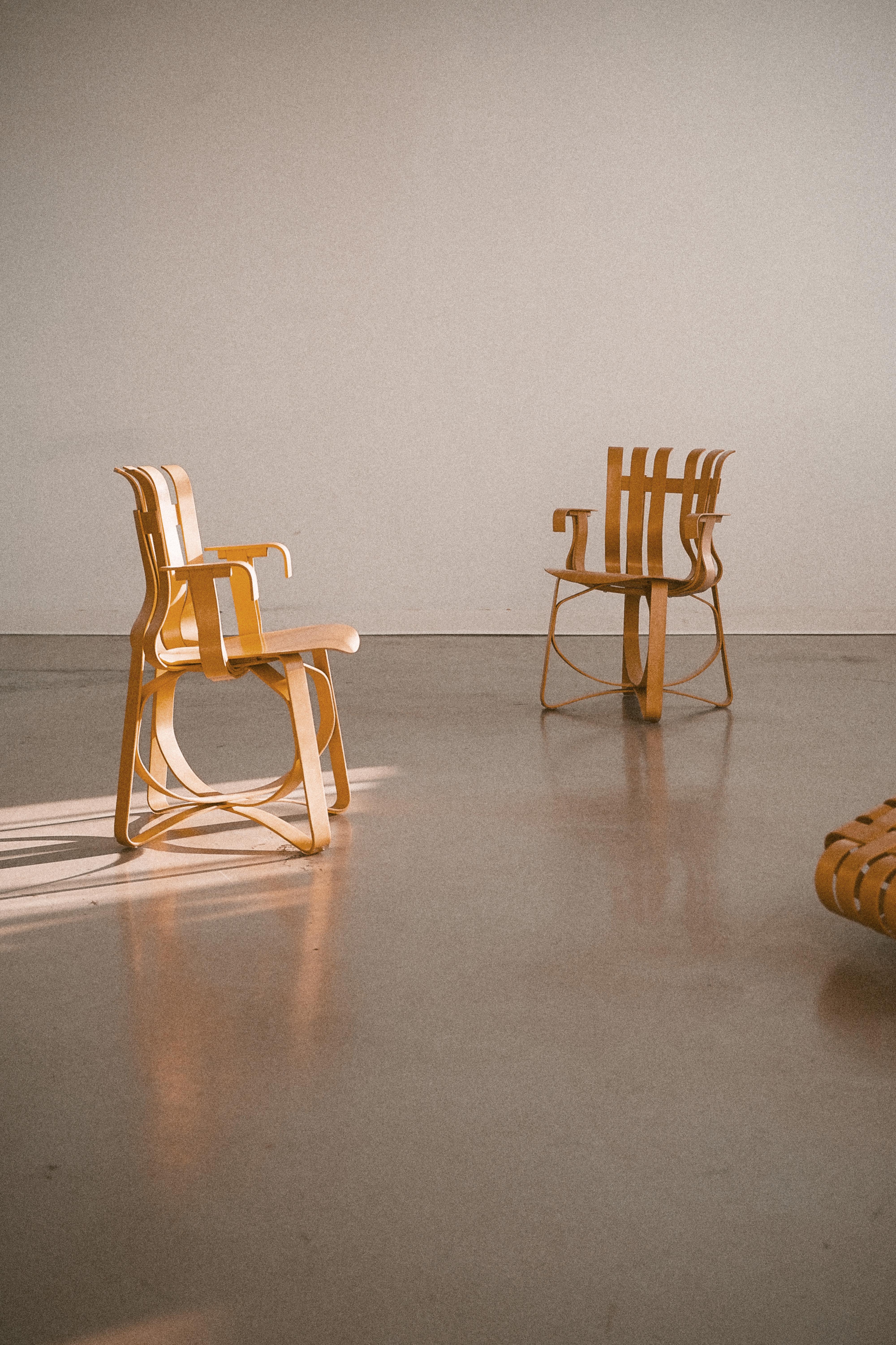 Trick-Stuhl mit Hut und Powerplay-Ottoman von Frank Gehry für Knoll (amerikanisch) im Angebot