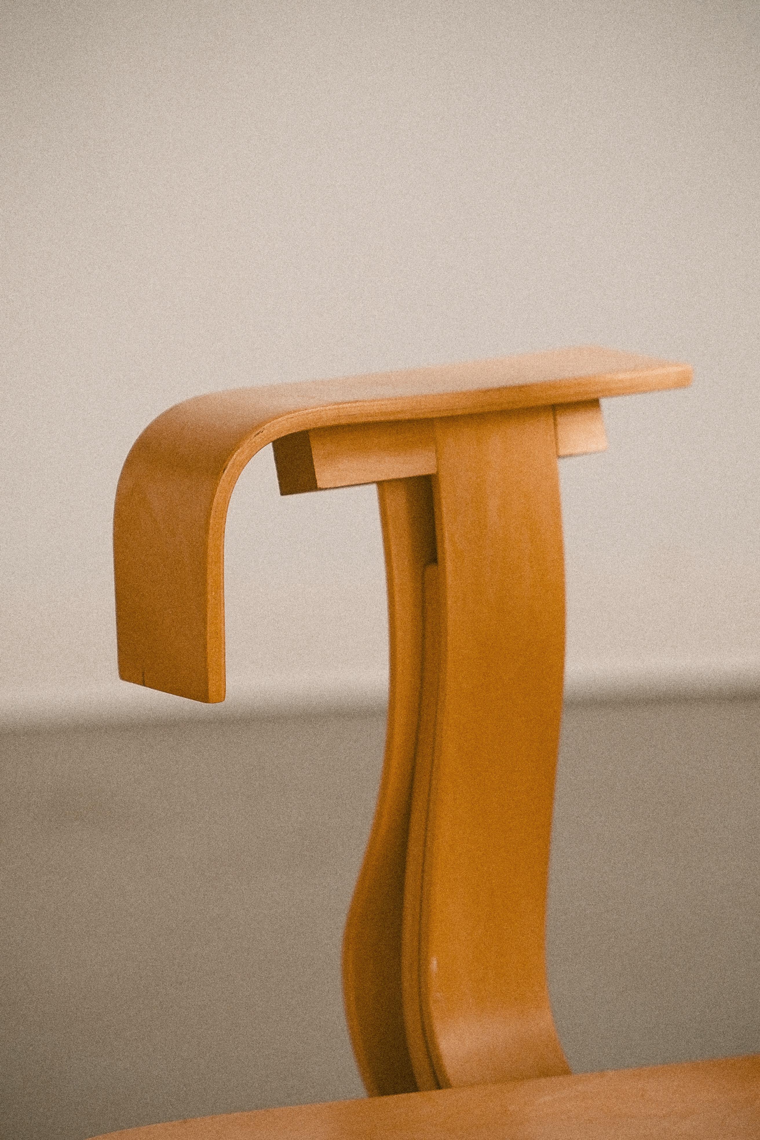 Trick-Stuhl mit Hut und Powerplay-Ottoman von Frank Gehry für Knoll (Handgefertigt) im Angebot