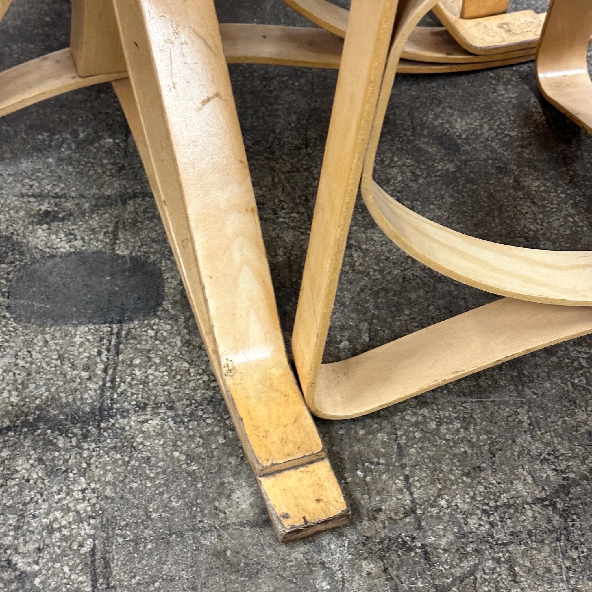 Ensemble chaises chapeaux + table Face Off de Frank Gehry pour Knoll Bon état - En vente à Chicago, IL
