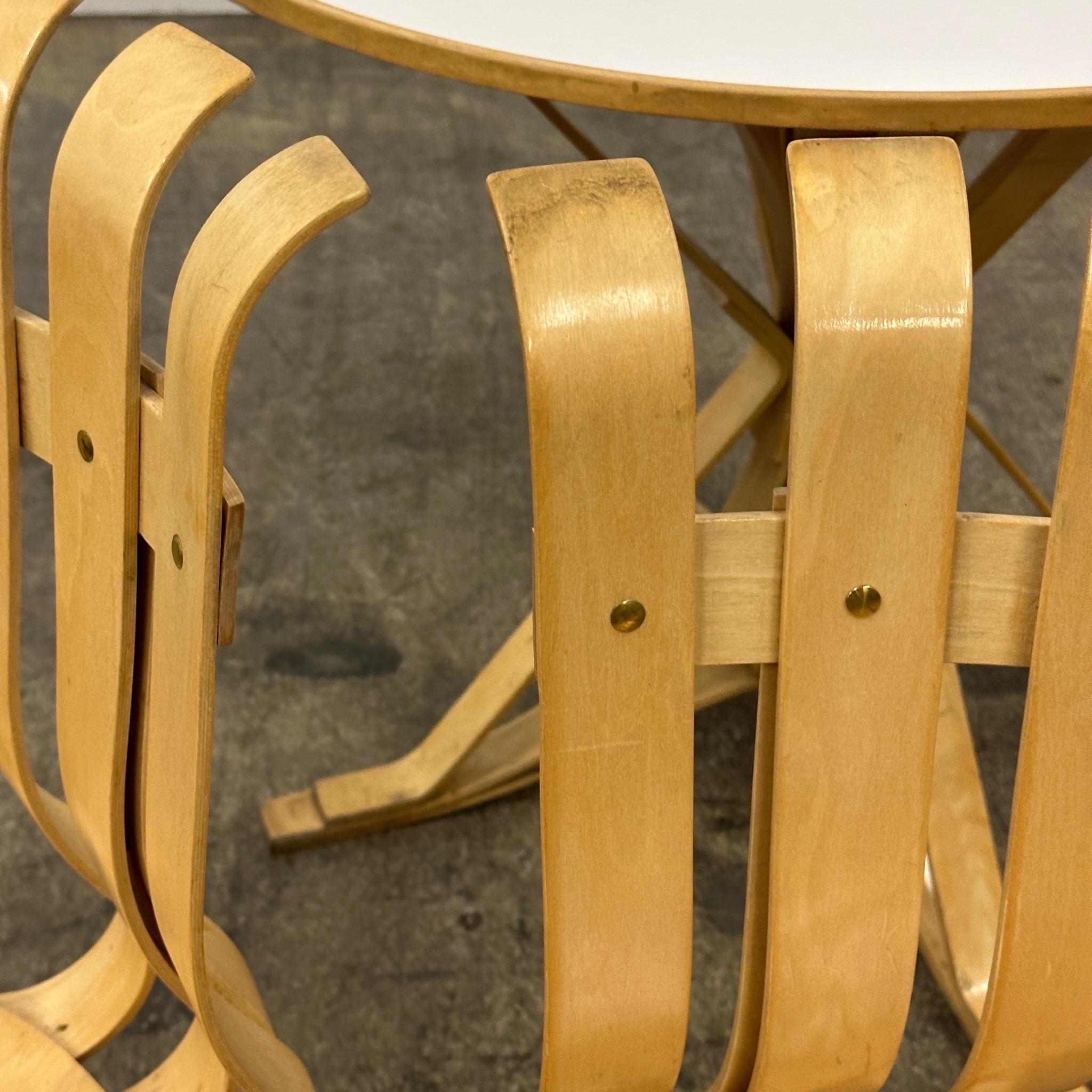 Ensemble chaises chapeaux + table Face Off de Frank Gehry pour Knoll en vente 2