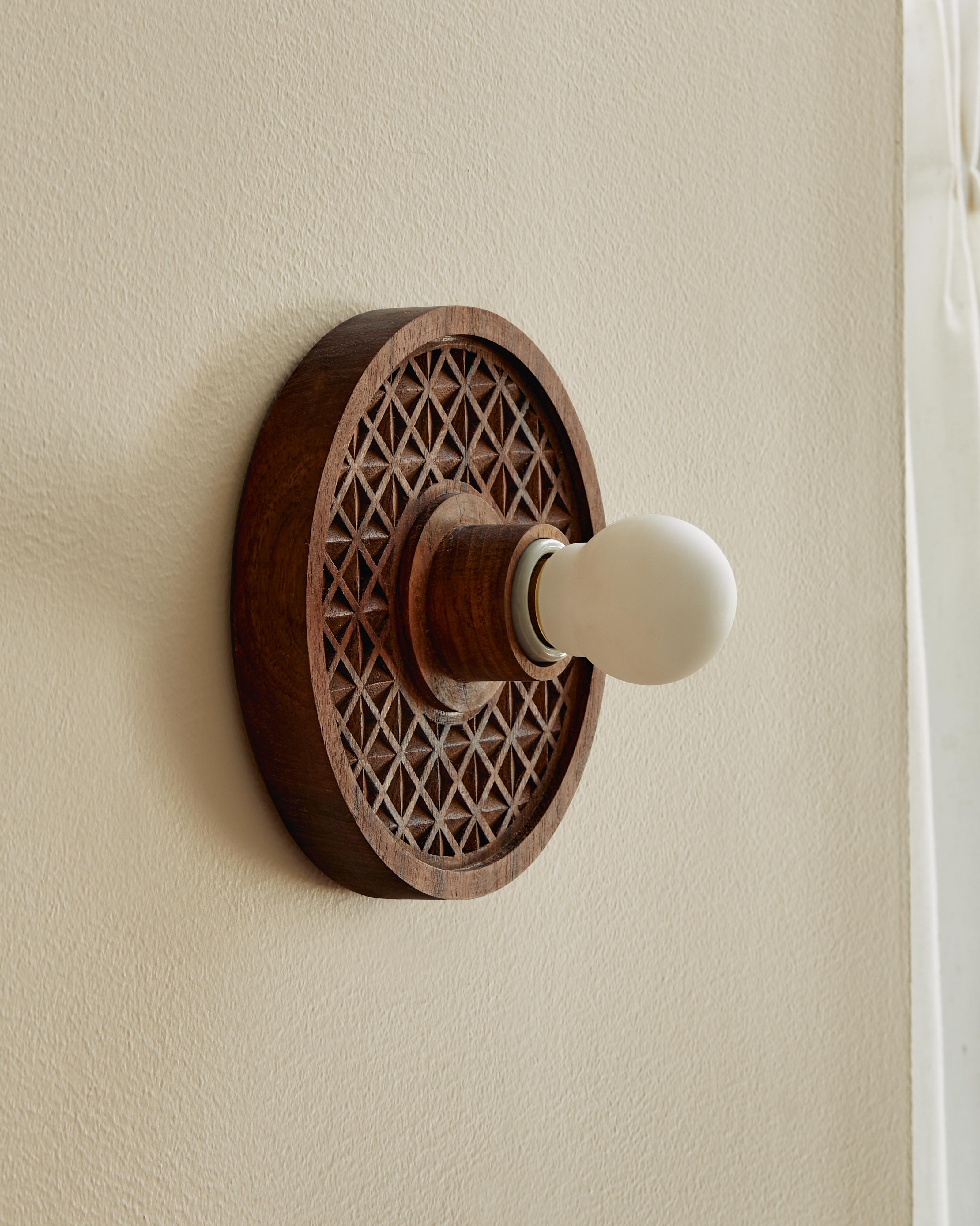 Intagliato a mano Hatch - Applique geometrica in teak rigenerato di Evam in vendita