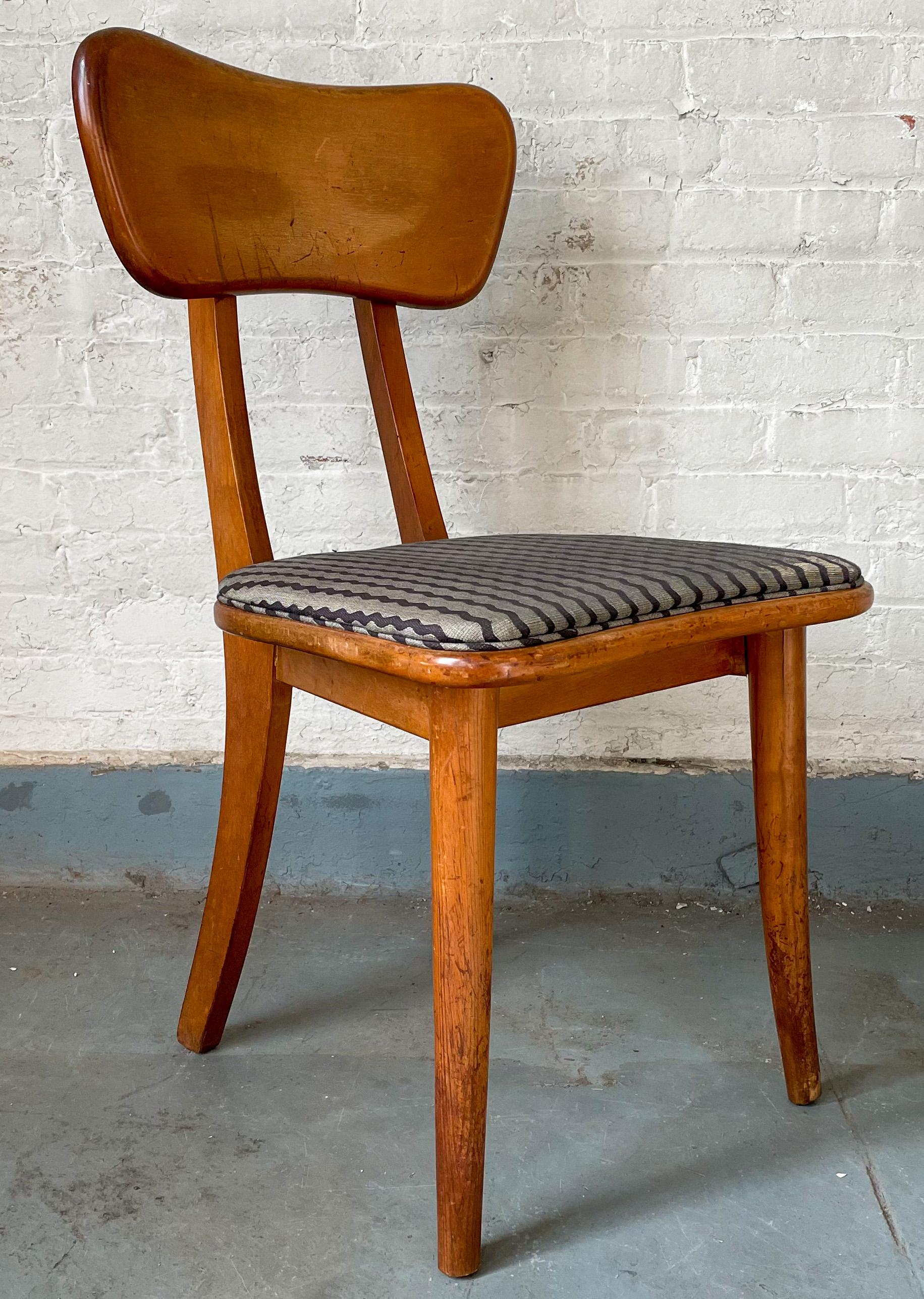 Chaise rare, primée, avec dossier réglable par Ann Hatfield et Martin Craig, conçue pour le concours Organic Design in home furnishings 1941 du MoMA. En bouleau massif ; rembourré. Deux disponibles, prix séparés.