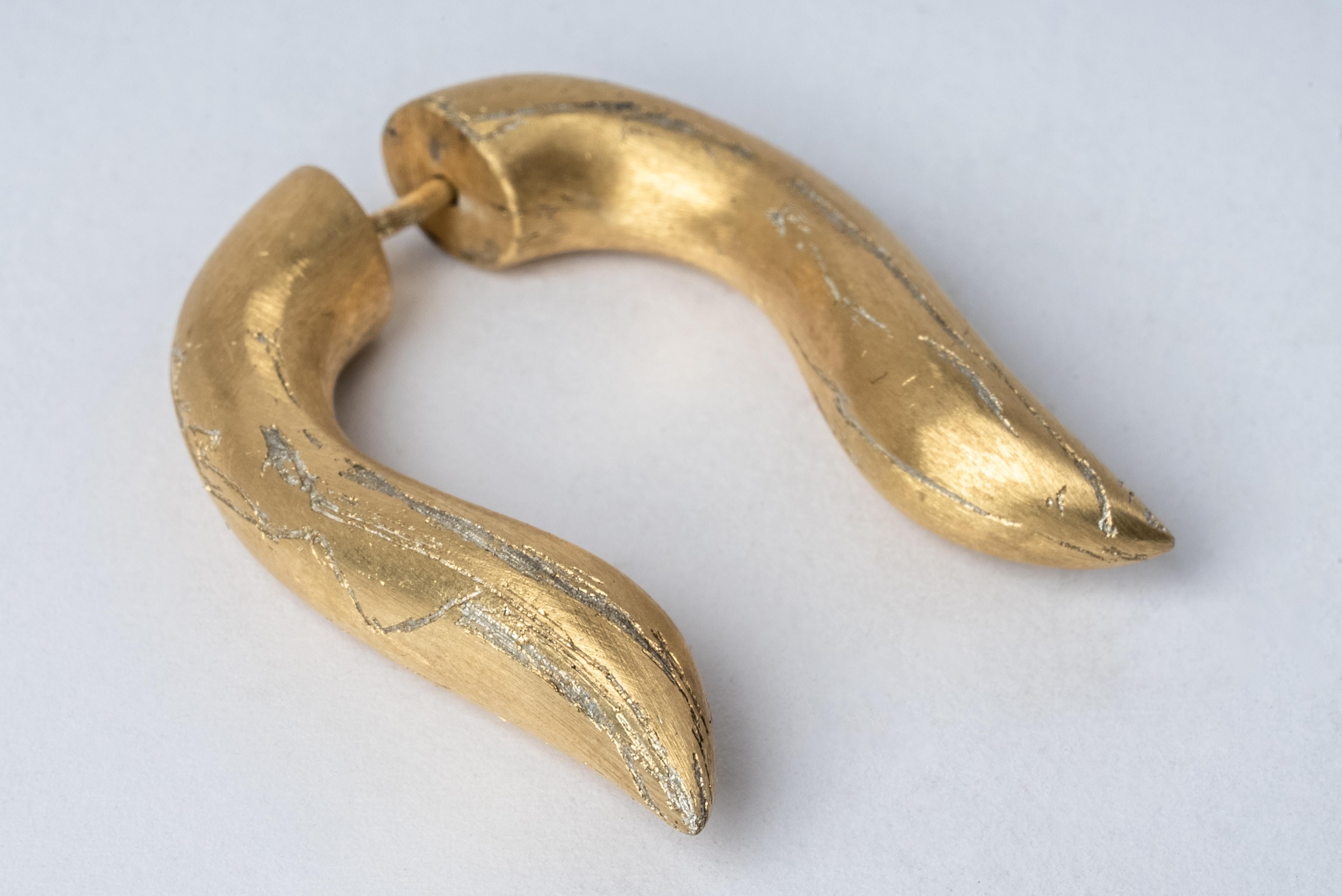 Ohrring in Form von Hathor aus Sterlingsilber. Dieses Schmuckstück wurde sorgfältig mit 18-karätigem Gold galvanisiert und anschließend mit einer Säure behandelt. Jedes Stück ist eine einzigartige Mischung aus Eleganz und Kunstfertigkeit.