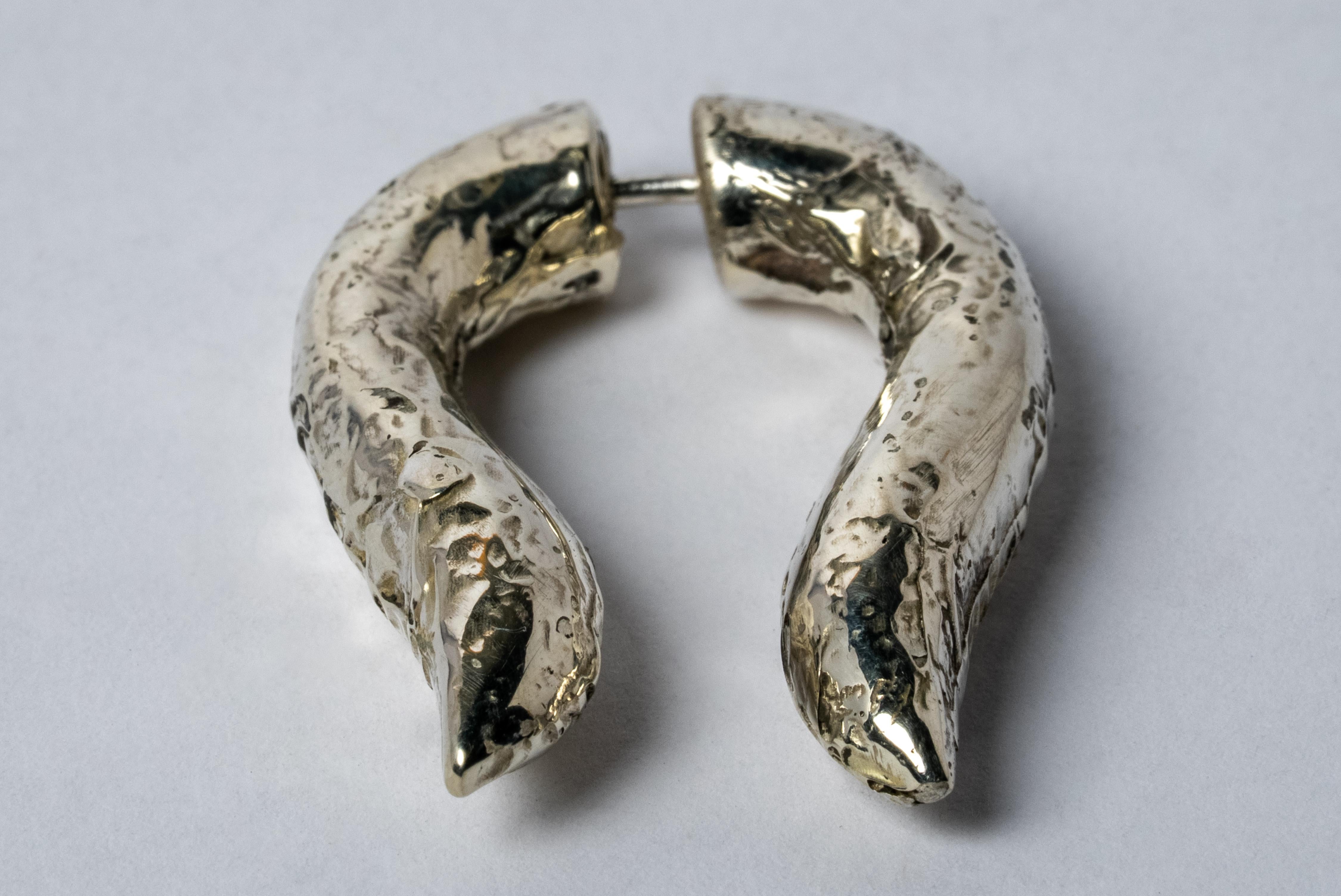 Ohrring in Form von Hathor aus mattem Sterlingsilber mit eingeschmolzener Schicht aus 10 K Weißgold. Jedes Stück ist eine einzigartige Mischung aus Eleganz und Kunstfertigkeit.
Wird als Einzelstück verkauft.