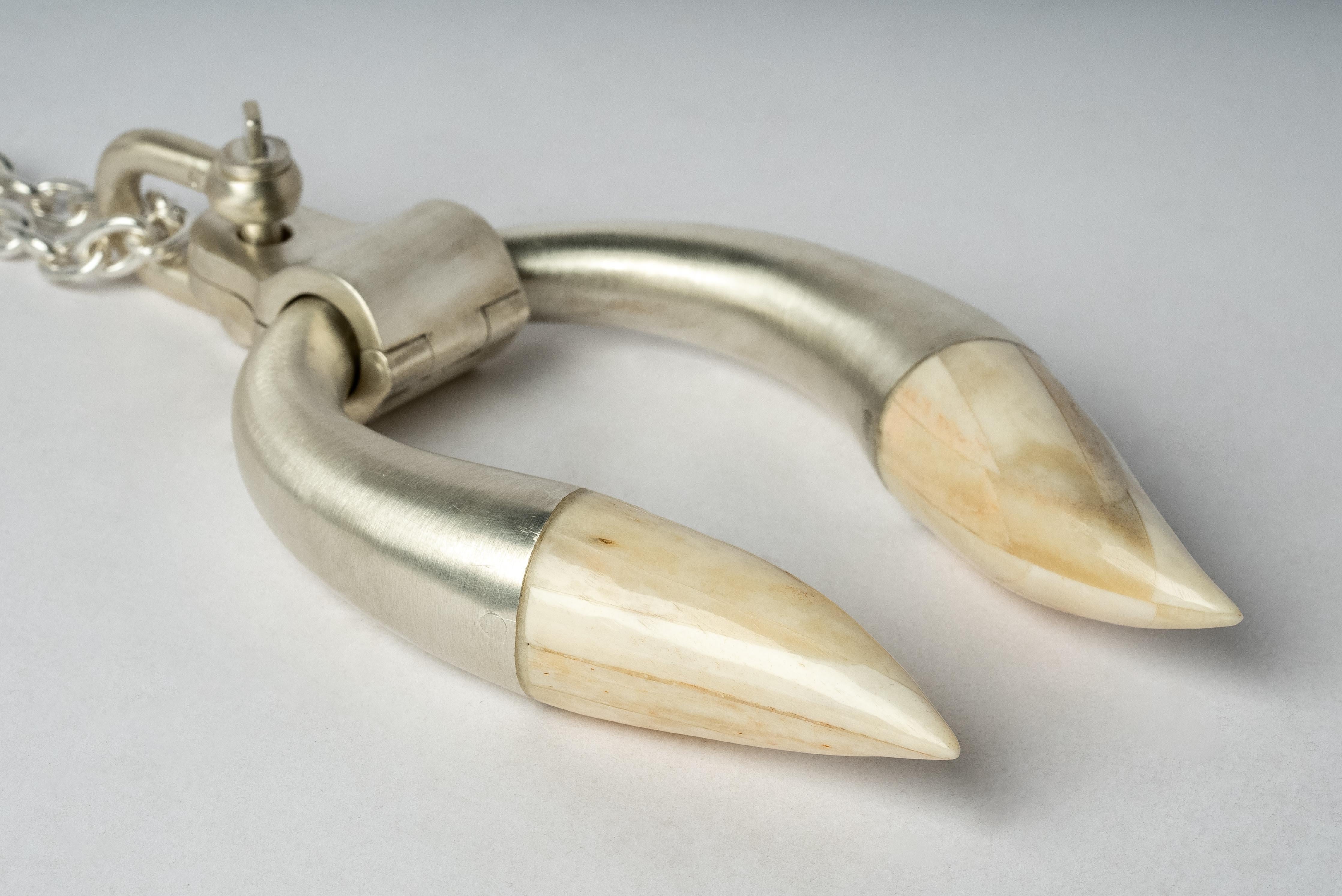 Anhänger-Halskette in Form eines Hathors aus Sterlingsilber mit Knochenspitze, an einer 74 cm langen Kette.