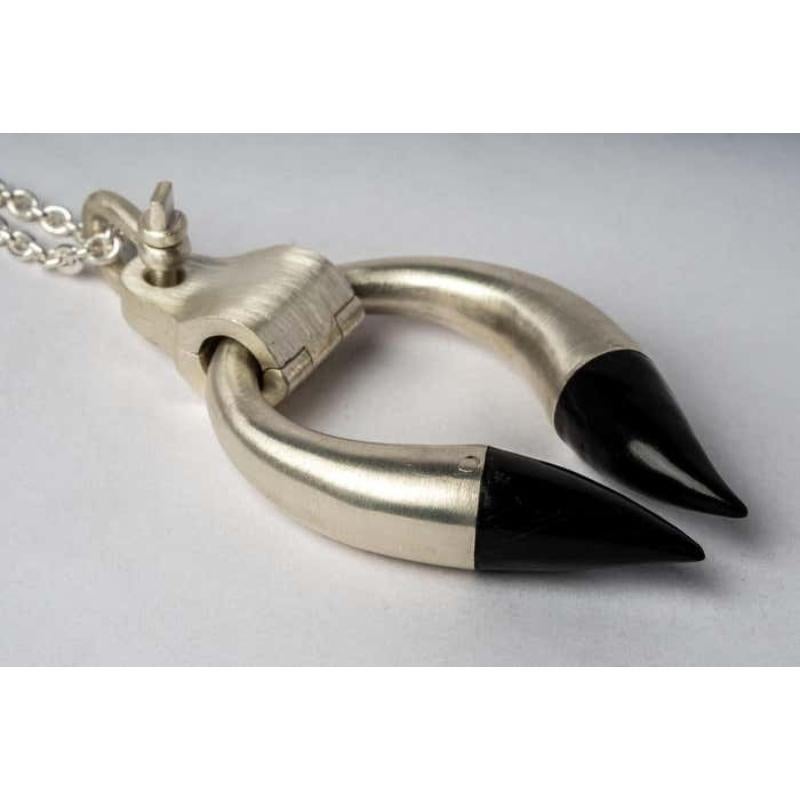 Pendant necklace in the shape of hathor in sterling silver with horn tip, it comes on a 74cm chain.