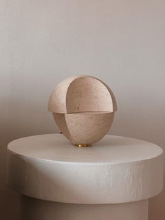 Lampe de table Hathor en pierre de Saint Rafael et laiton par Farrah Sit