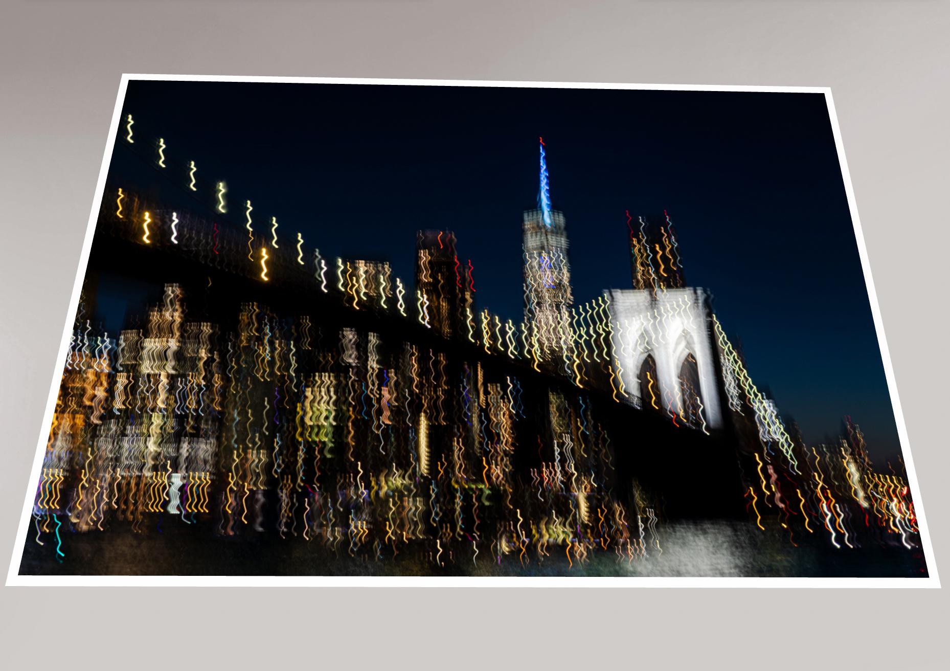 Brooklyn Bridge, Lichter von New York, Abstrakte Fotografie, Giclée Großdruck – Photograph von Hatice Besun