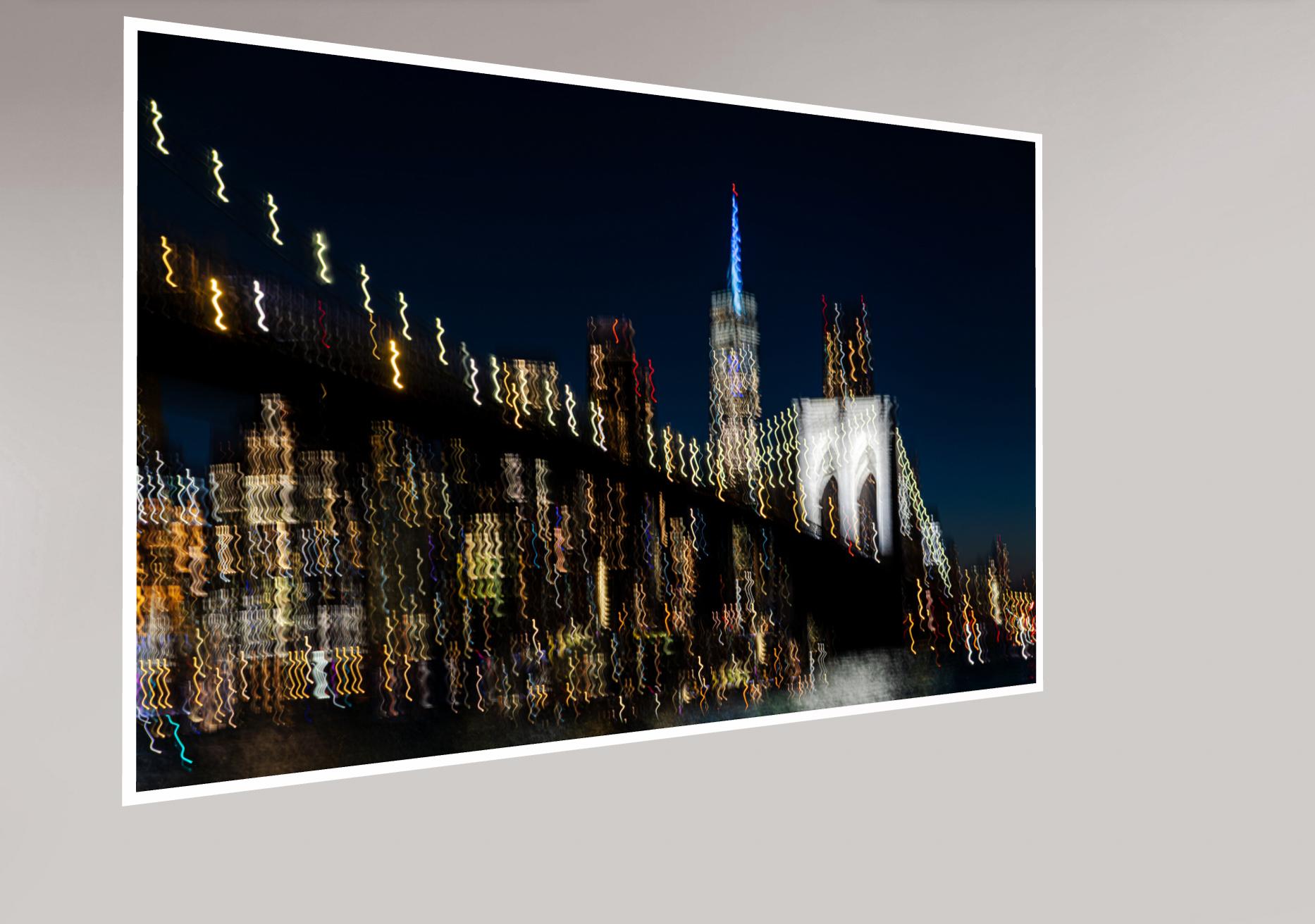 Brooklyn Bridge, Lichter von New York, Abstrakte Fotografie, Giclée Großdruck (Abstrakter Expressionismus), Photograph, von Hatice Besun