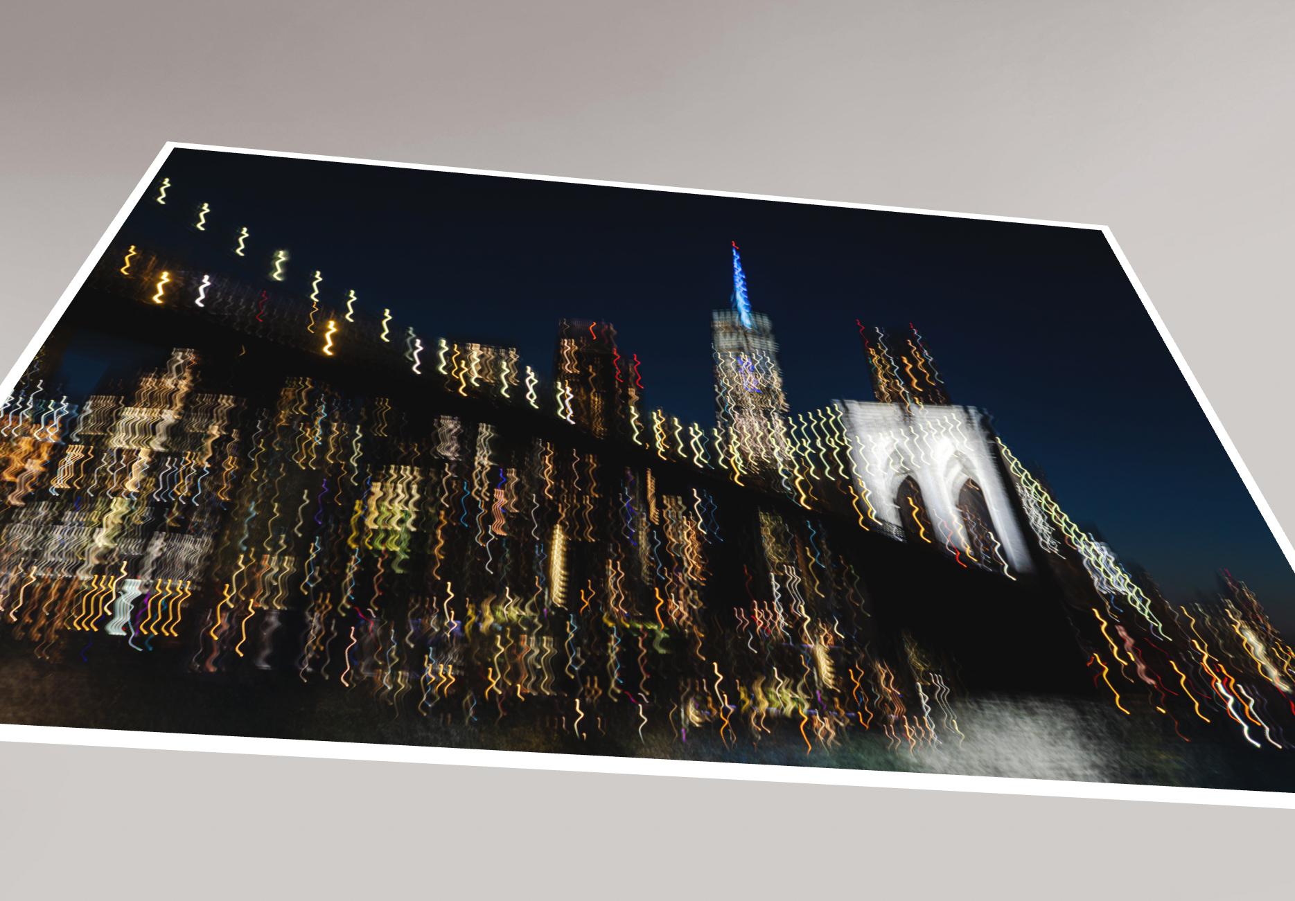 Brooklyn Bridge, Lichter von New York, Abstrakte Fotografie, Giclée Großdruck (Schwarz), Color Photograph, von Hatice Besun