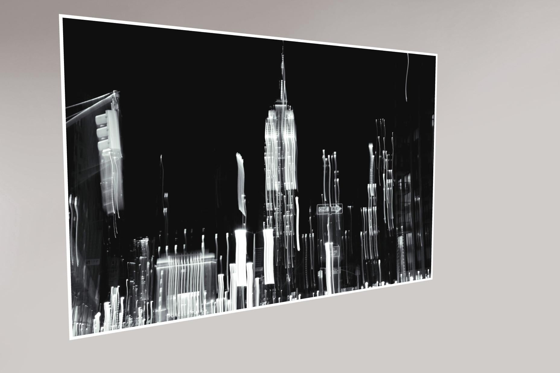 „Empire in Black and White“ New York, Abstrakte Fotografie, limitierte Auflage (Schwarz), Abstract Photograph, von Hatice Besun