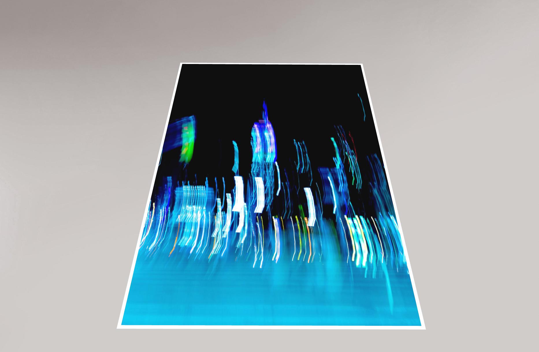 « Empire in Blue, Lights of New York » Giclee, photographie abstraite, limitée 2/20 - Expressionnisme abstrait Photograph par Hatice Besun