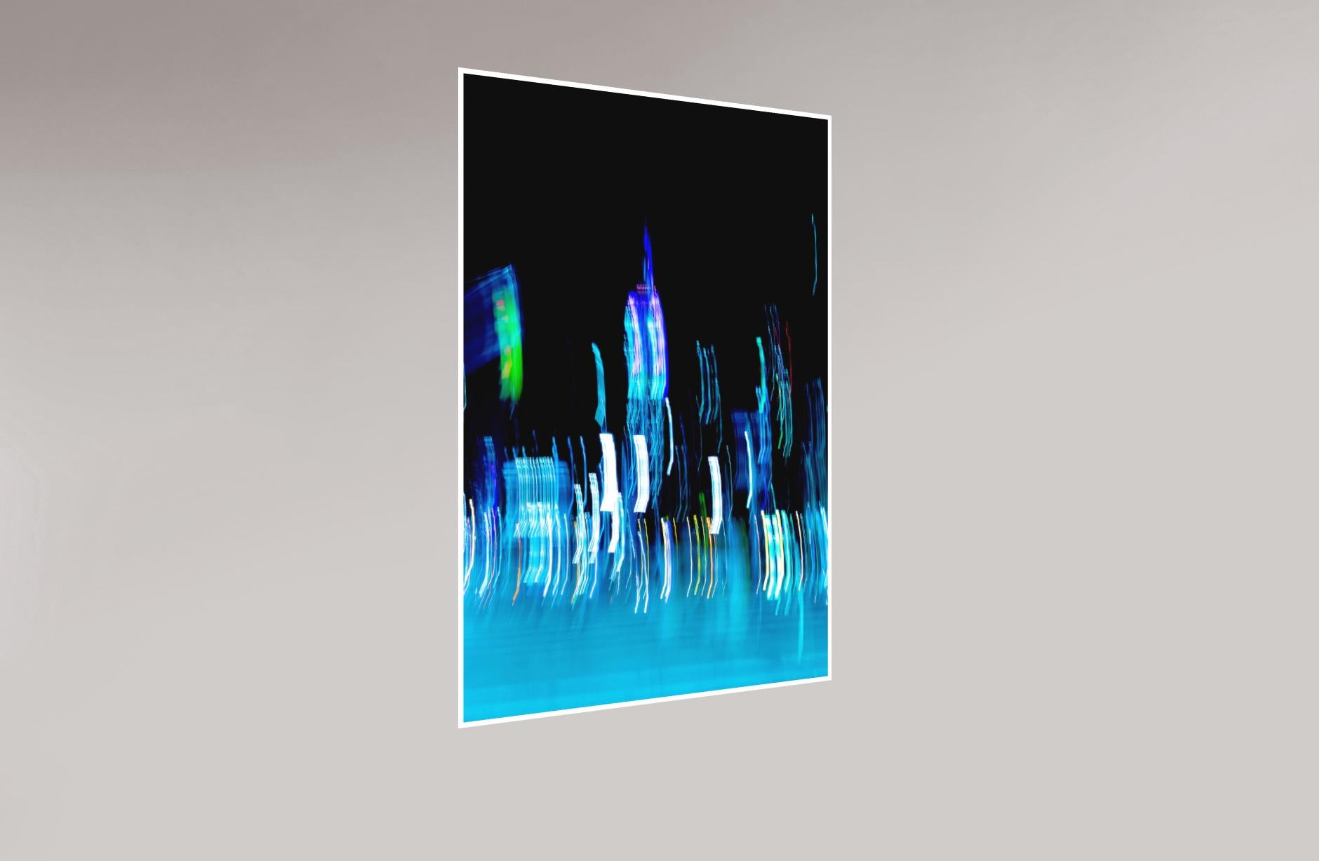« Empire in Blue, Lights of New York » Giclee, photographie abstraite, limitée 2/20 - Gris Color Photograph par Hatice Besun