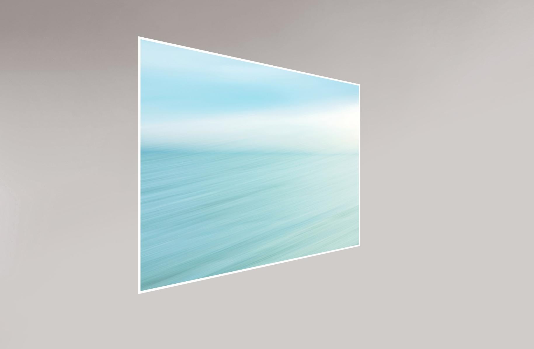 „On the Edge of Nothingness, n5“ Giclee-Druck, Abstrakte Fotografie, limitierte Auflage. (Blau), Color Photograph, von Hatice Besun