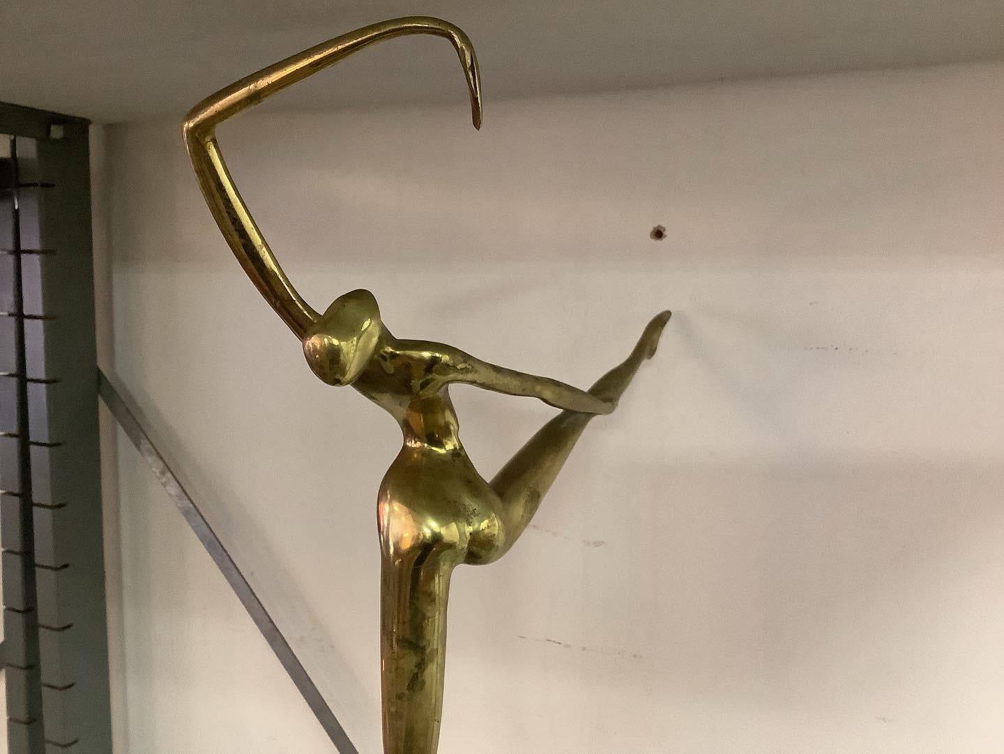 L'artiste thaïlandais Hattakitkosol Somchai a créé cette sculpture de danseuse dans les années 1970. Il s'agit d'une belle sculpture minimale en laiton et en bronze. Cette étonnante sculpture est encore en très bon état d'origine, signée et