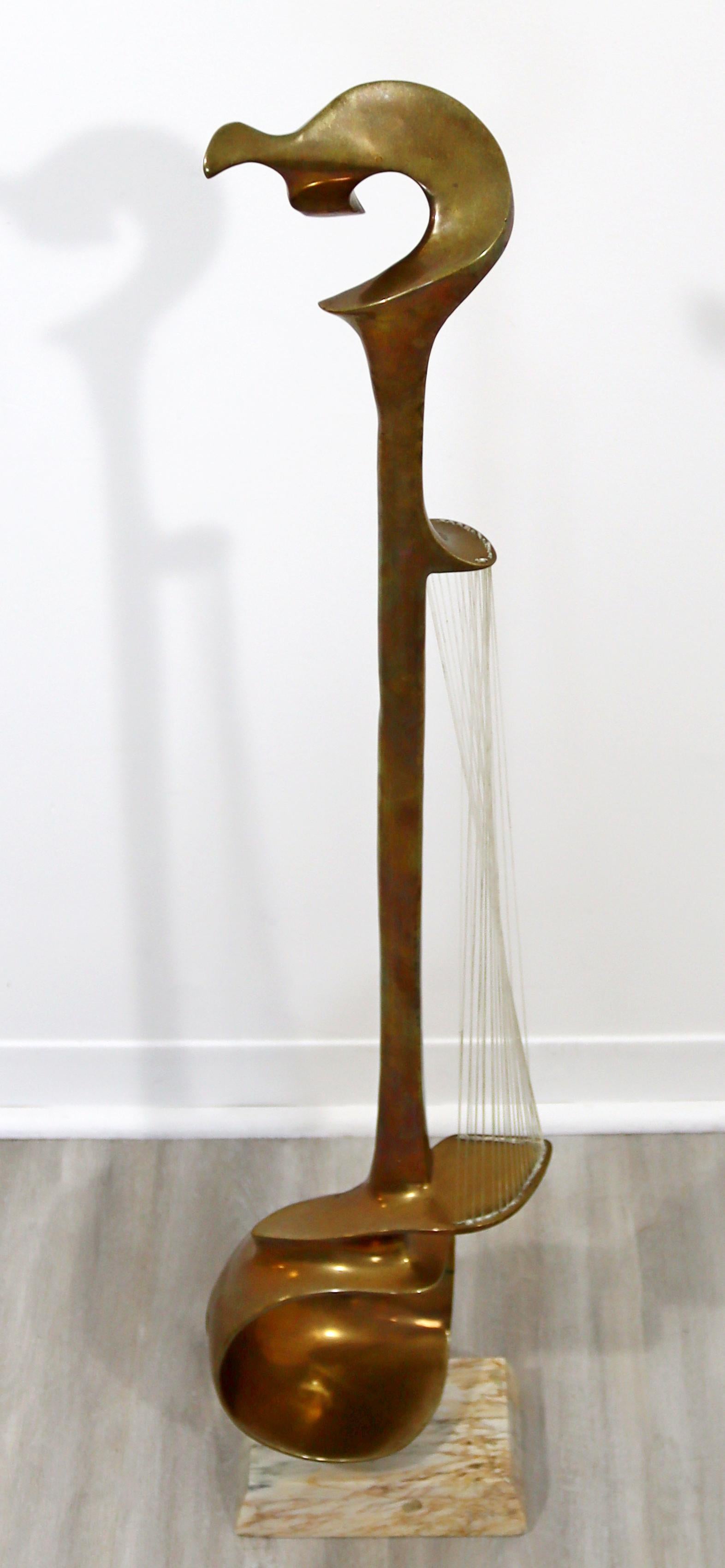 Nous vous proposons une brillante sculpture de sol en bronze sur marbre, représentant un instrument à cordes, réalisée par l'artiste Hattakitkosol Somchai. En parfait état. Les dimensions sont de 10