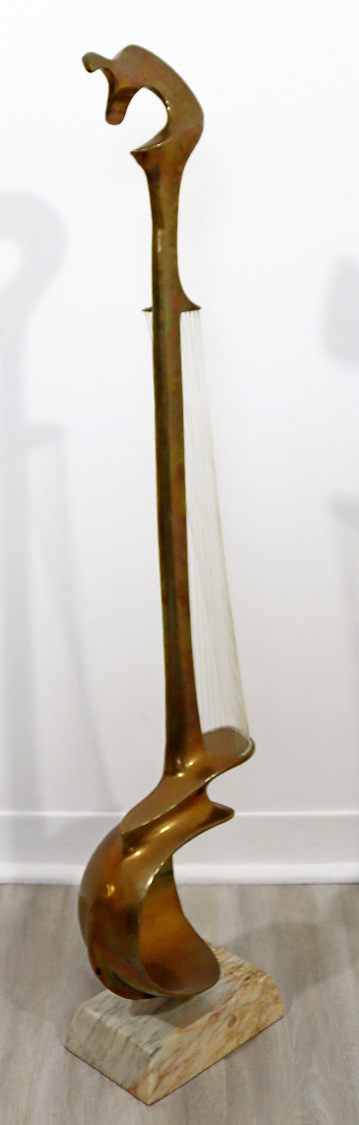 Sculpture d'instrument de corde en bronze et marbre moderniste Hattakitkosol Somchai pour le sol Bon état - En vente à Keego Harbor, MI