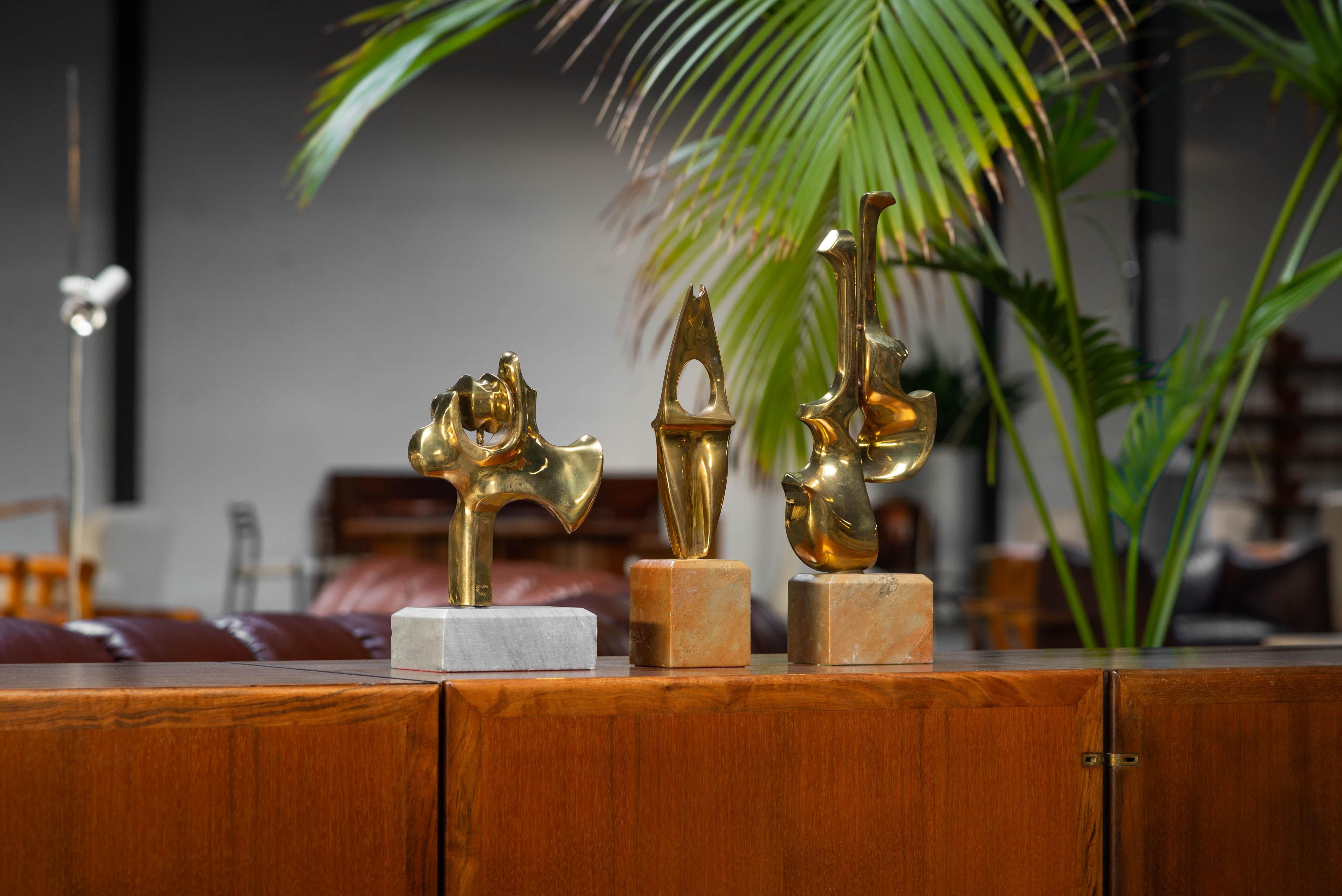Abstrakte moderne Skulptur in Bronze von Hattakitkosol Somchai (Bangkok, 1934-2000). Diese Skulpturen sind aus massiver Bronze gefertigt und haben verschiedene Formen, die zusammen fantastisch aussehen. Sie stehen auf stabilen Marmorsockeln, die