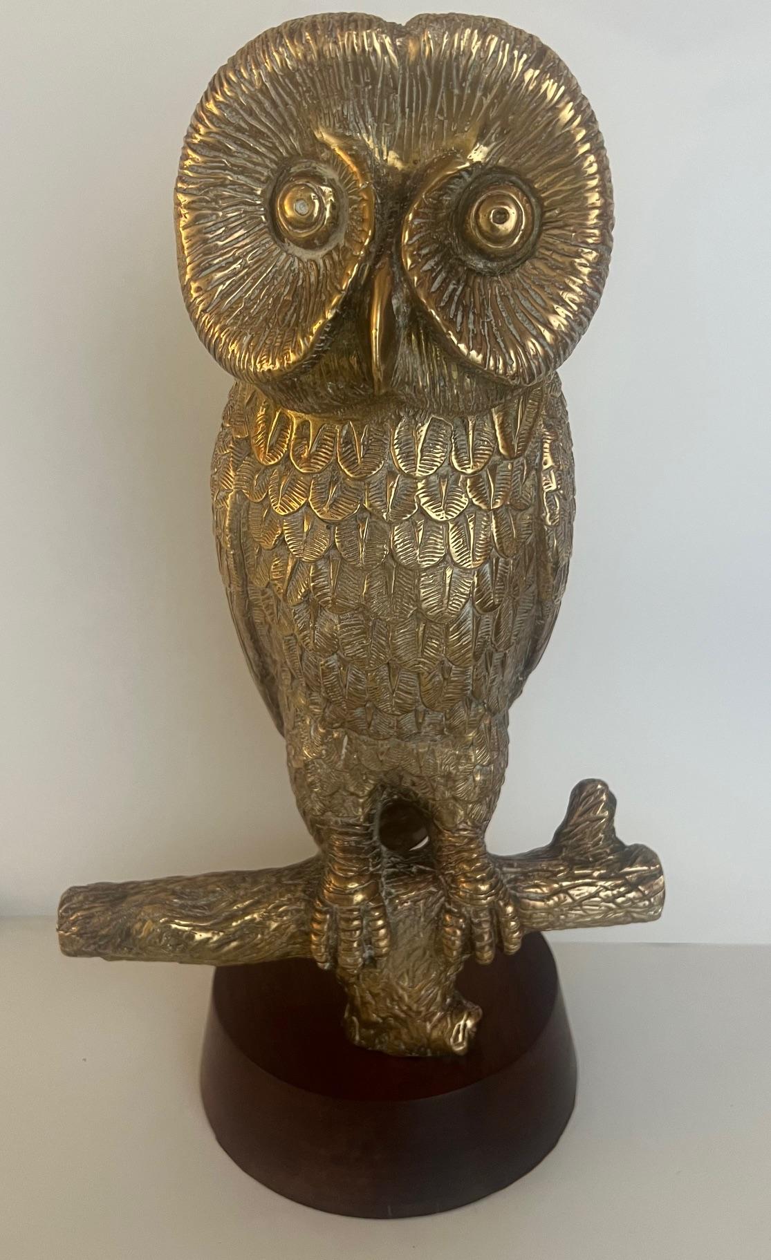 Escultura de búho de bronce firmada por Hattakitkosol Somchai, 1970 en venta 9