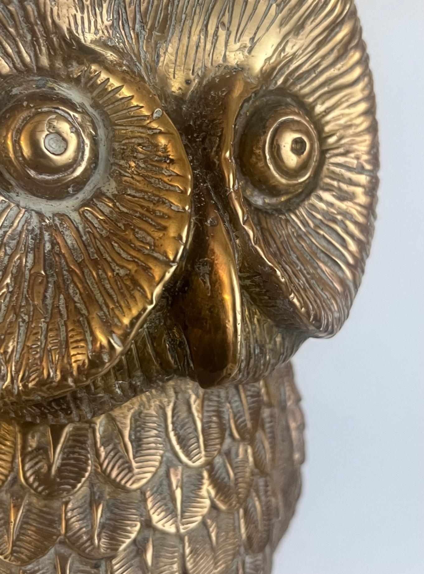 Escultura de búho de bronce firmada por Hattakitkosol Somchai, 1970 Tallado en venta