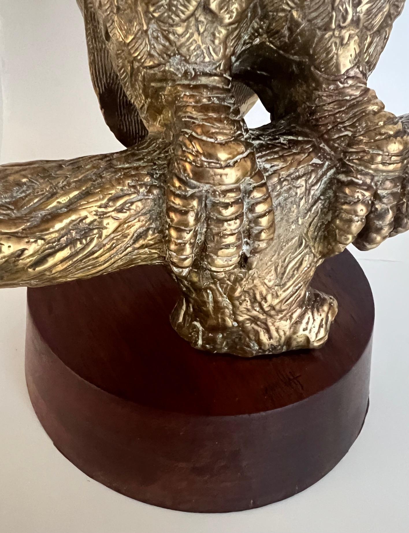 Escultura de búho de bronce firmada por Hattakitkosol Somchai, 1970 finales del siglo XX en venta