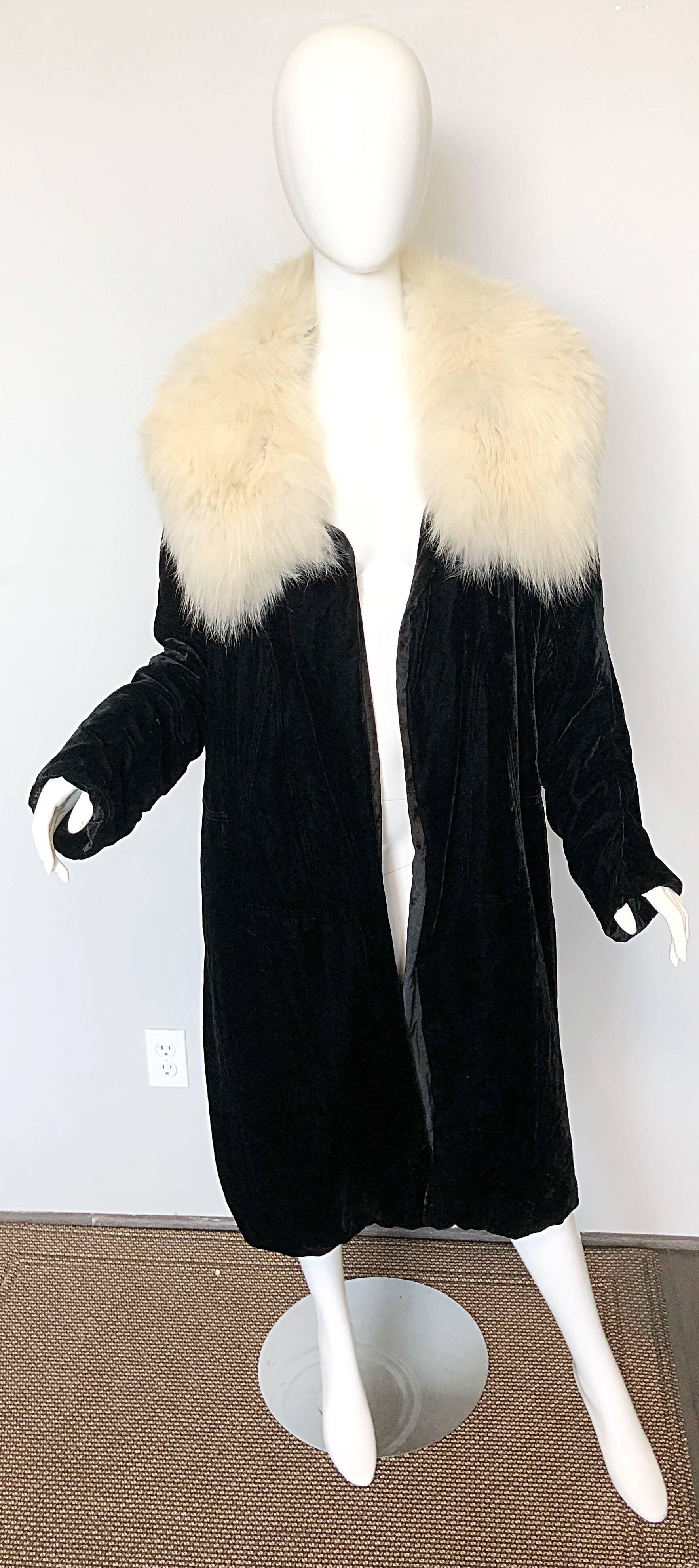 Superbe et rare manteau d'opéra en velours de soie noir HATTIE CARNEGIE pour I MAGNIN des années 1930, avec col surdimensionné en fourrure de renard blanc ! Le velours de soie le plus doux et le plus luxueux et la fourrure de renard blanc de haute