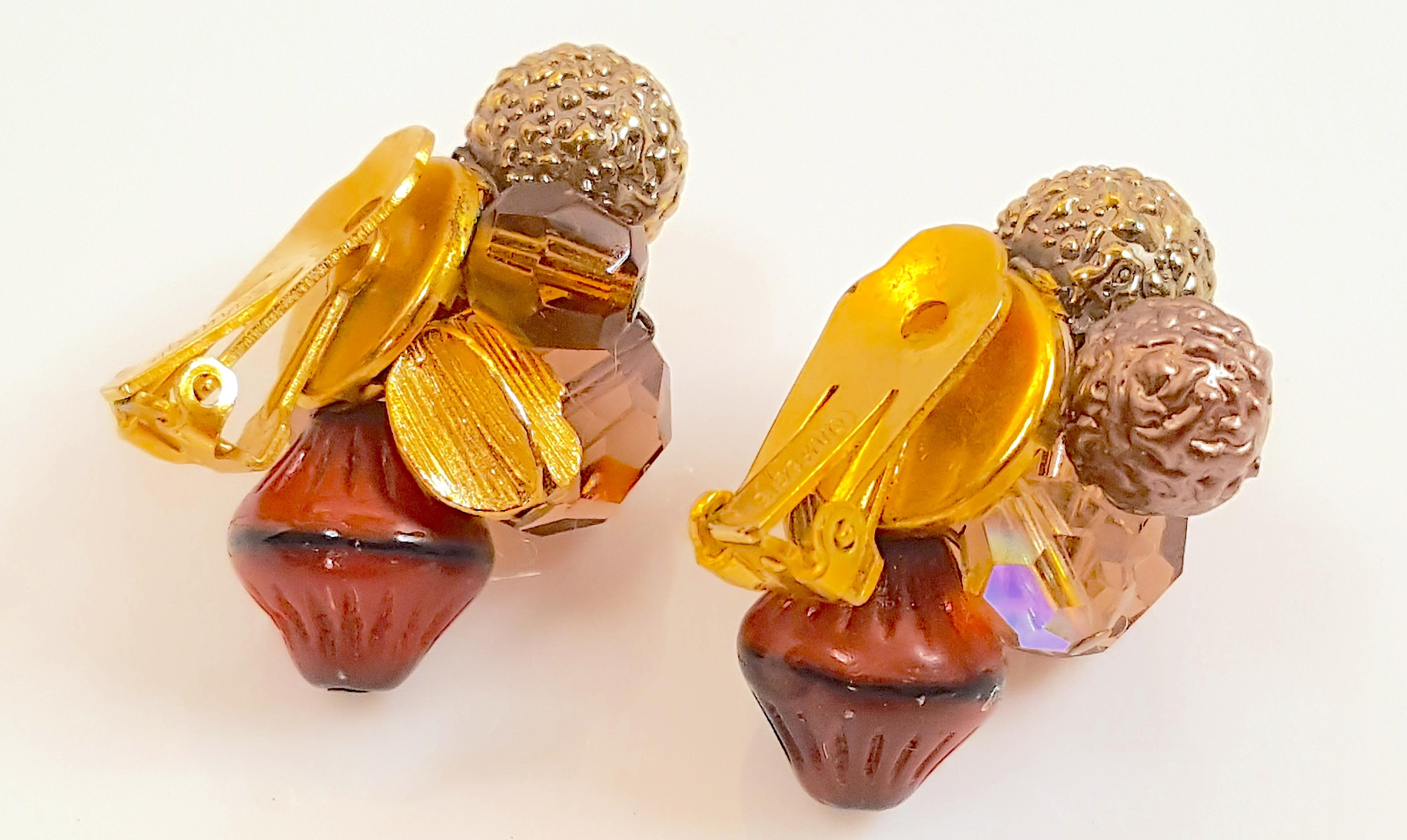 Diese mehrfarbigen Ohrringe aus Glas, Kristall und vergoldetem Metall von Hattie Carnegie tragen ihren Nachnamen ohne Copyright-Symbol, das vor ihrem Tod 1956 auf den Clips verwendet wurde. Die handgeflochtenen, gemischten Perlen bestehen aus