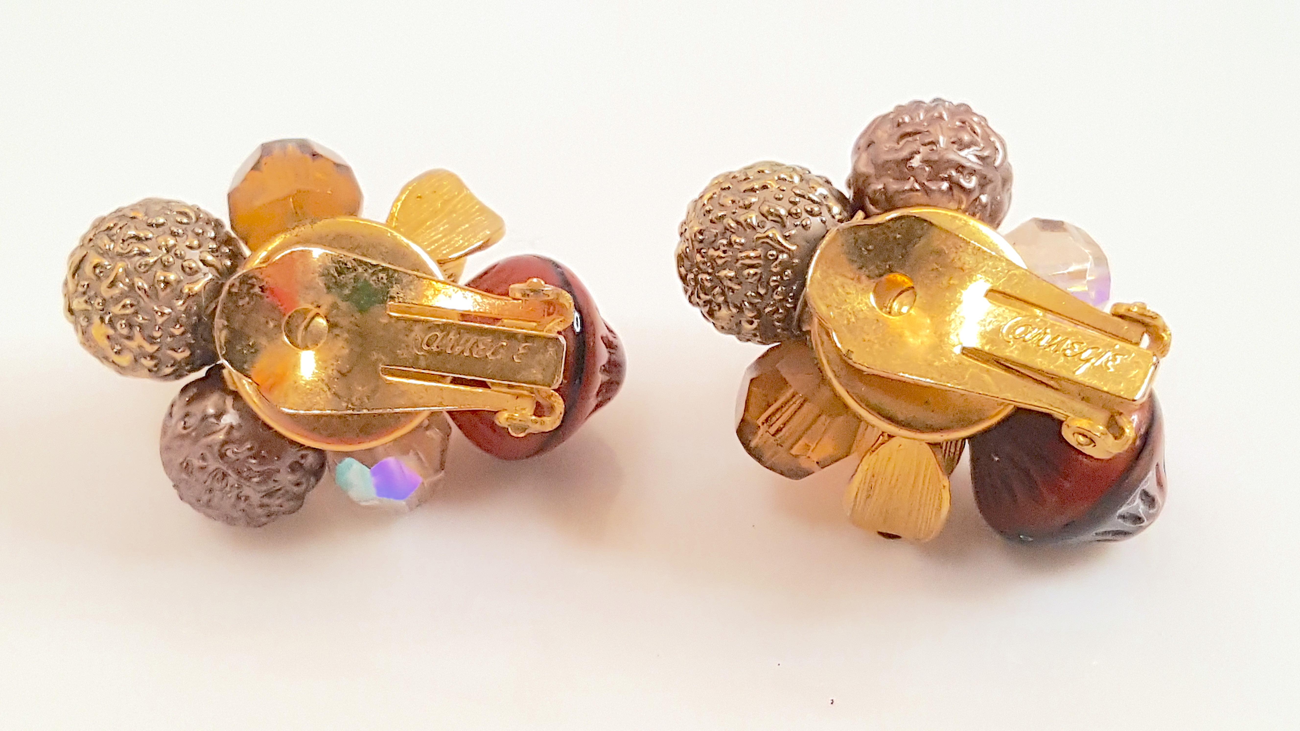 Néo-baroque HattieCarnegie 1955 Boucles d'oreilles à clip en métal doré, perles mixtes et cristal de verre, câblées à la main en vente