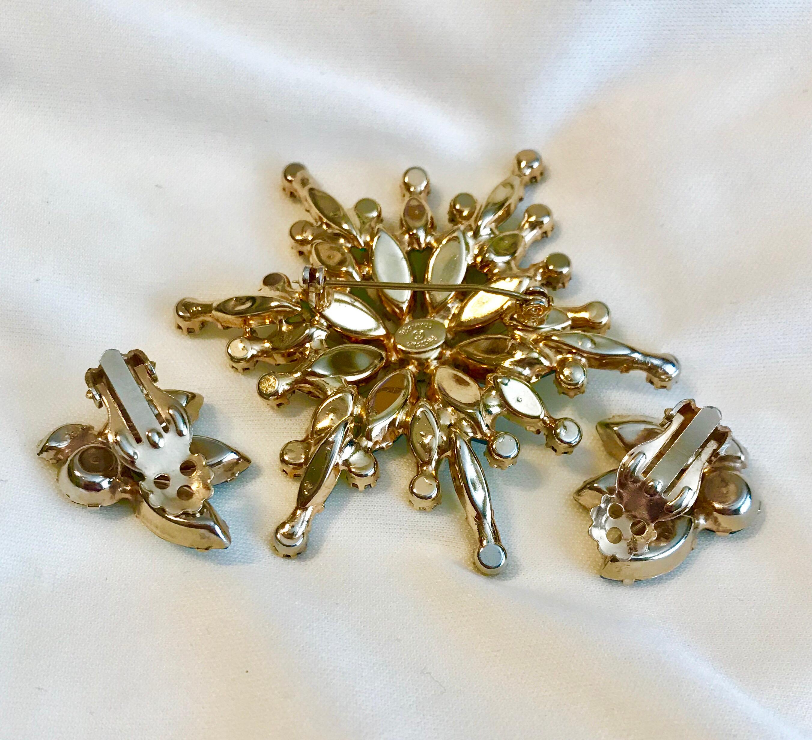 Hattie Carnegie Blue and Green Brooch and Earring Set, Circa 1960 In Good Condition For Sale In Long Beach, CA