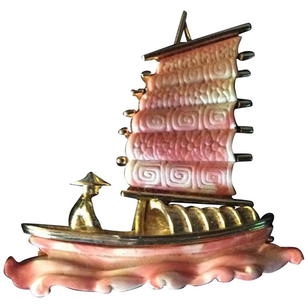 Hattie Carnegie Chinese Junk Boat Gold tone Brooch Pin In Excellent Condition In Montreal, QC