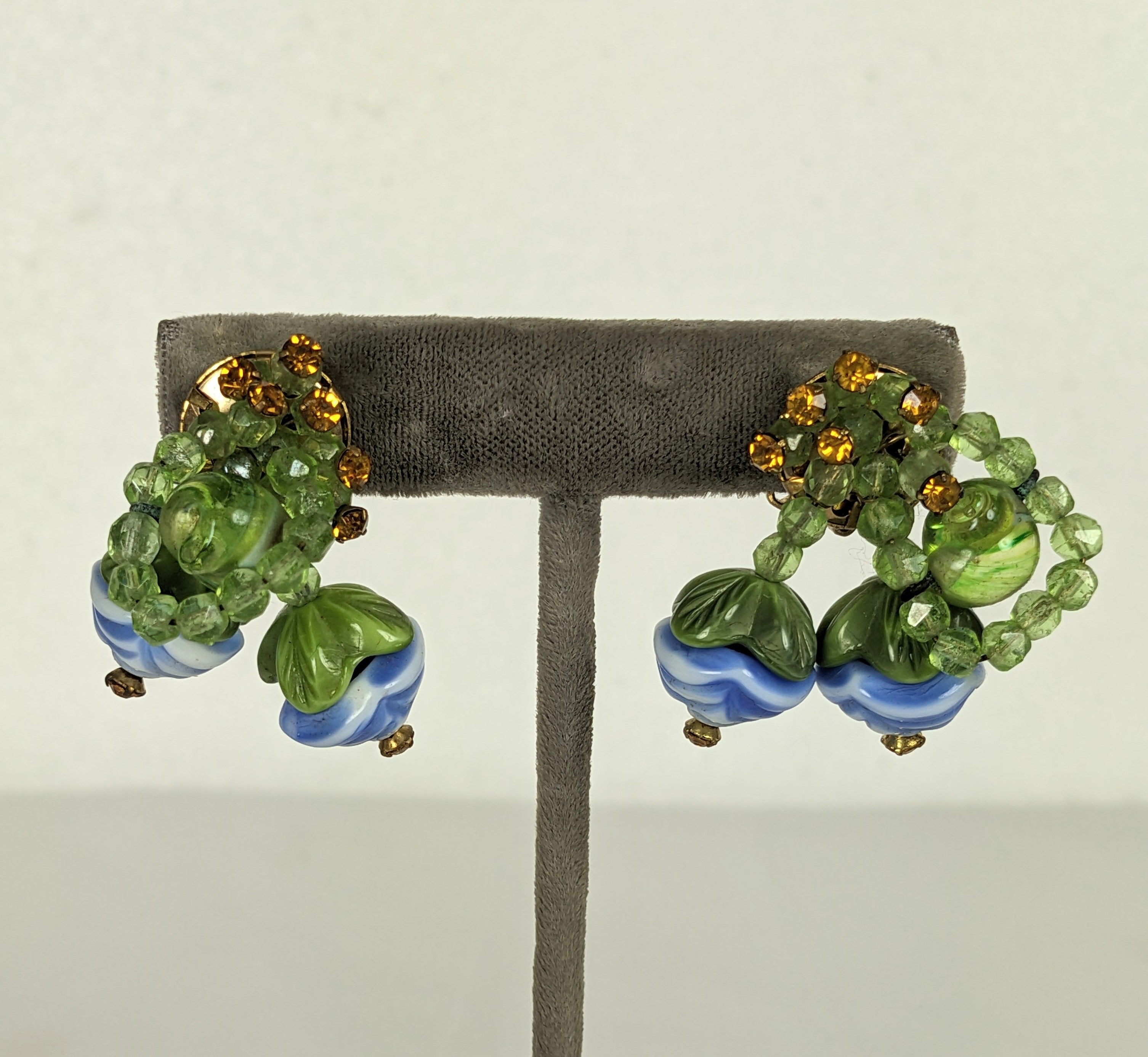 Pendientes en forma de flor de vidrio artístico Gripoix de Hattie Carnegie, compuestos por cabezas de flores de vidrio moldeado y vertido, acentuadas con cuentas de vidrio redondas, brillantes de topacio engastados y pequeños cristales facetados