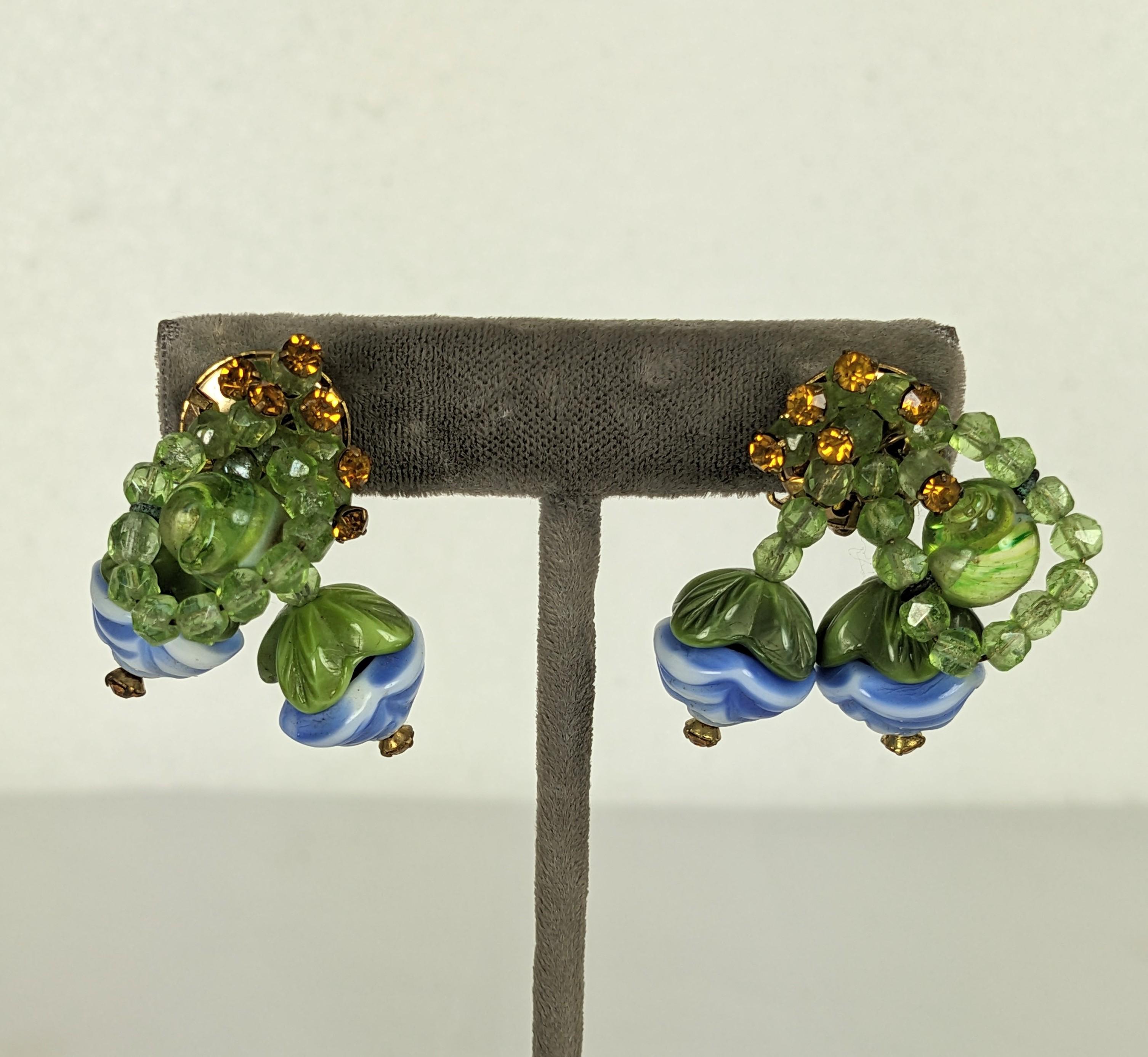 Pendientes en forma de flor de cristal artístico Hattie Carnegie Gripoix Romántico en venta