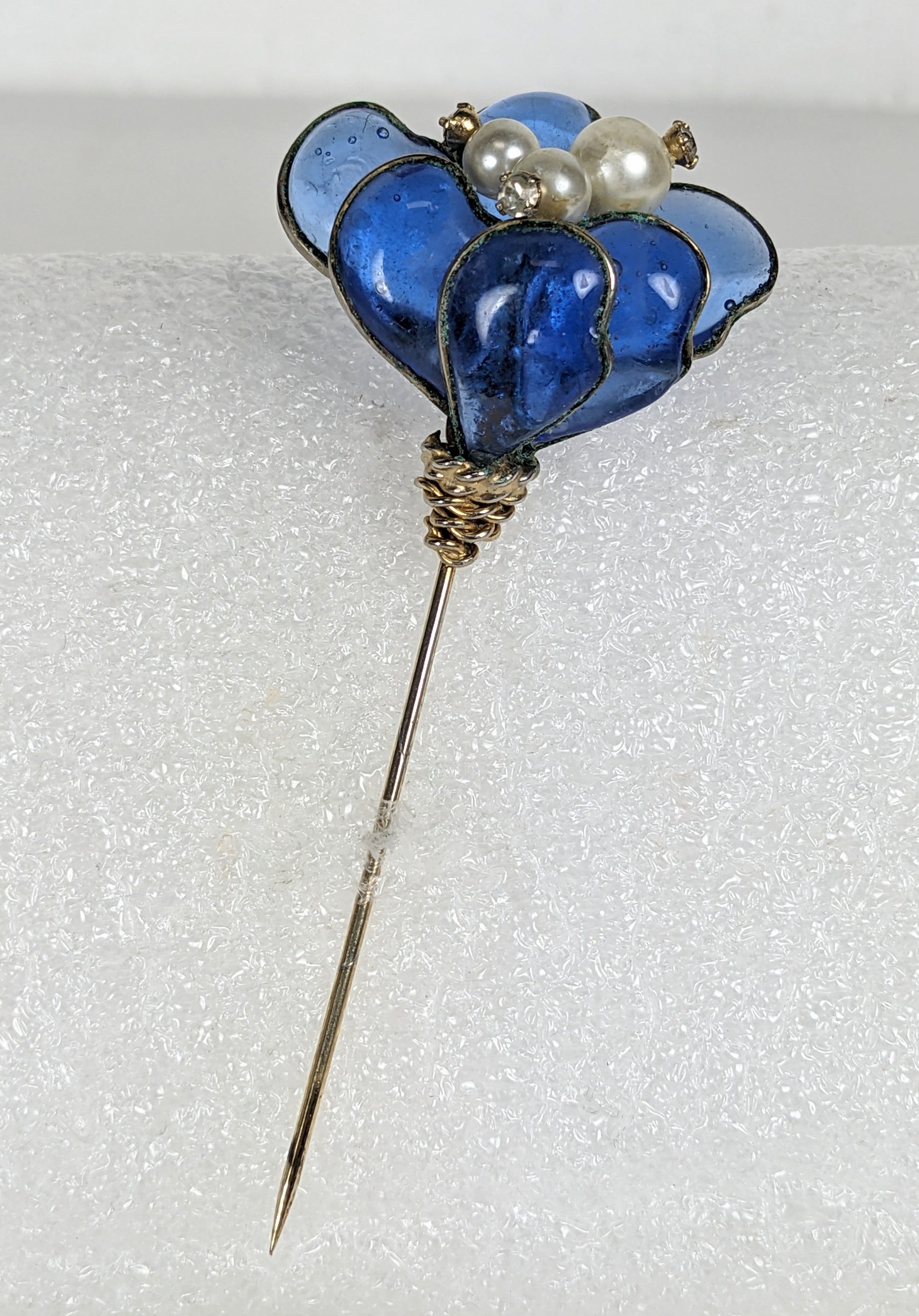 Insolite épingle à bâton florale en verre coulé saphir de Carnegie, par la Maison Gripoix, vers les années 1950. Centres de fausses perles avec cristaux. 
La Maison Gripoix a travaillé pour plusieurs fabricants américains au milieu du 20e siècle.
