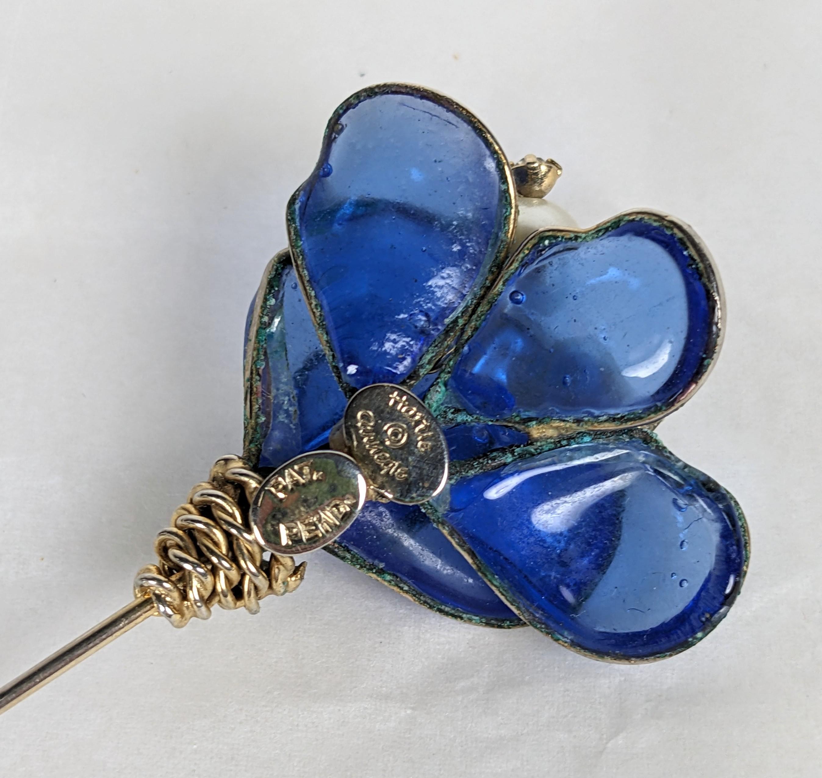Épingle à cravate florale en verre coulé saphir Hattie Carnegie, Gripoix Unisexe en vente